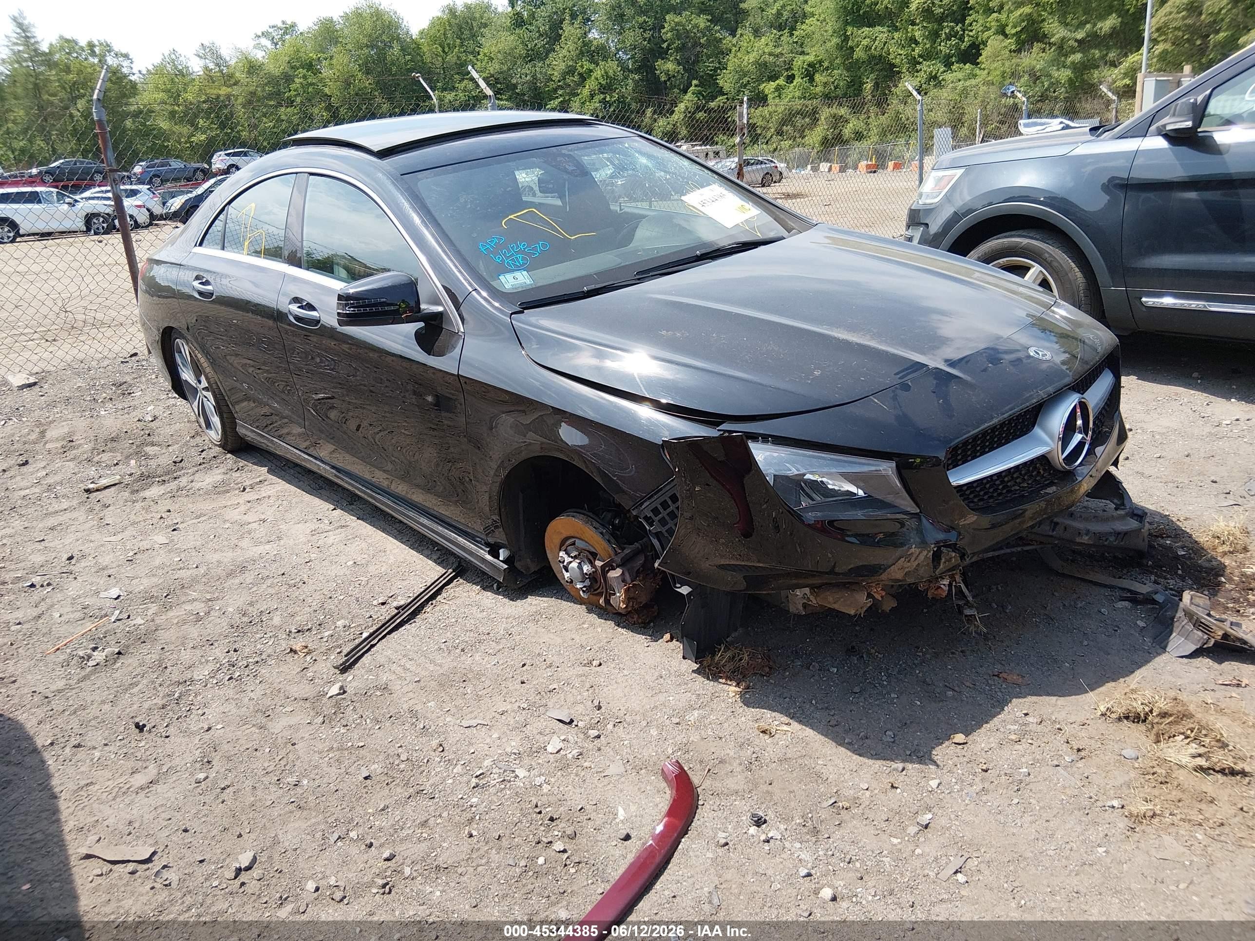 2019 Mercedes-Benz CLA 250, VIN WDDSJ4GB1KN723372 — Перед