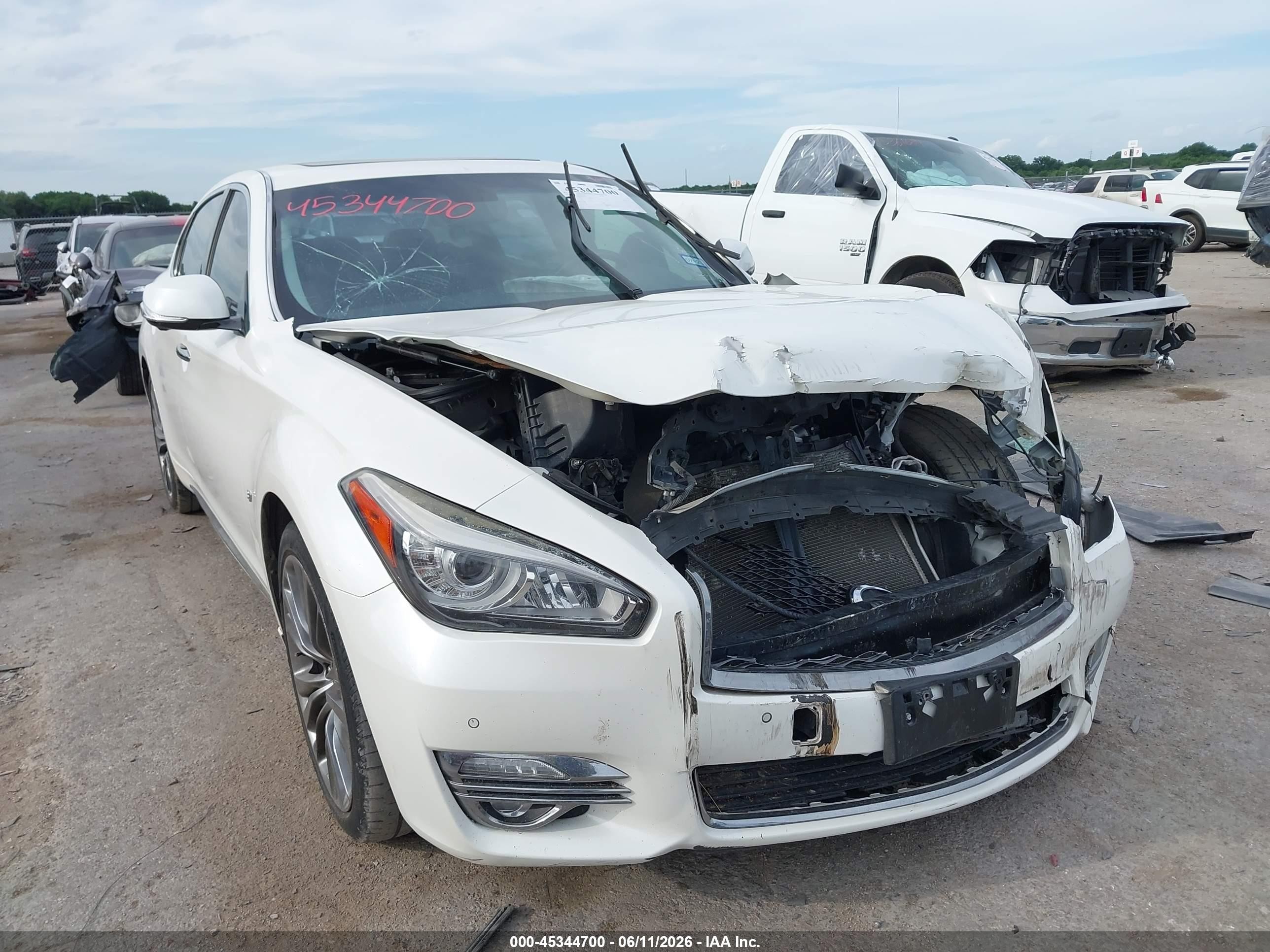 2018 Infiniti Q70 Luxe, VIN JN1BY1PP9JM330159 — Front end