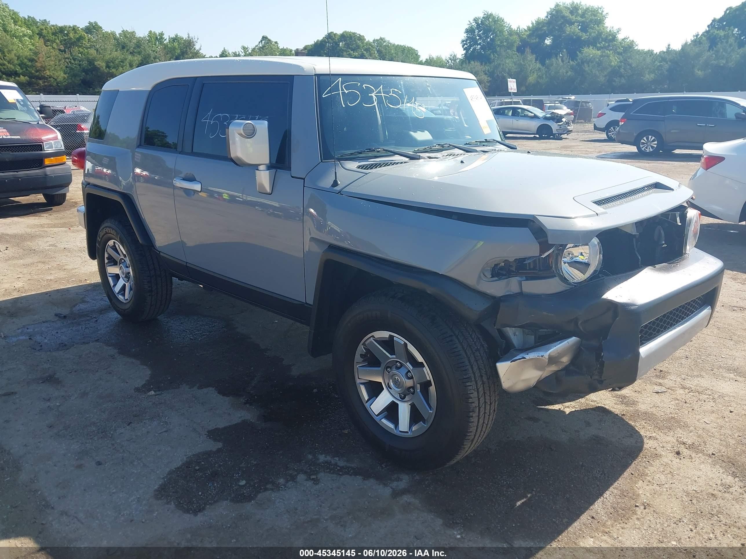 2014 Toyota FJ Cruiser, VIN JTEBU4BF8EK207622 — Front end
