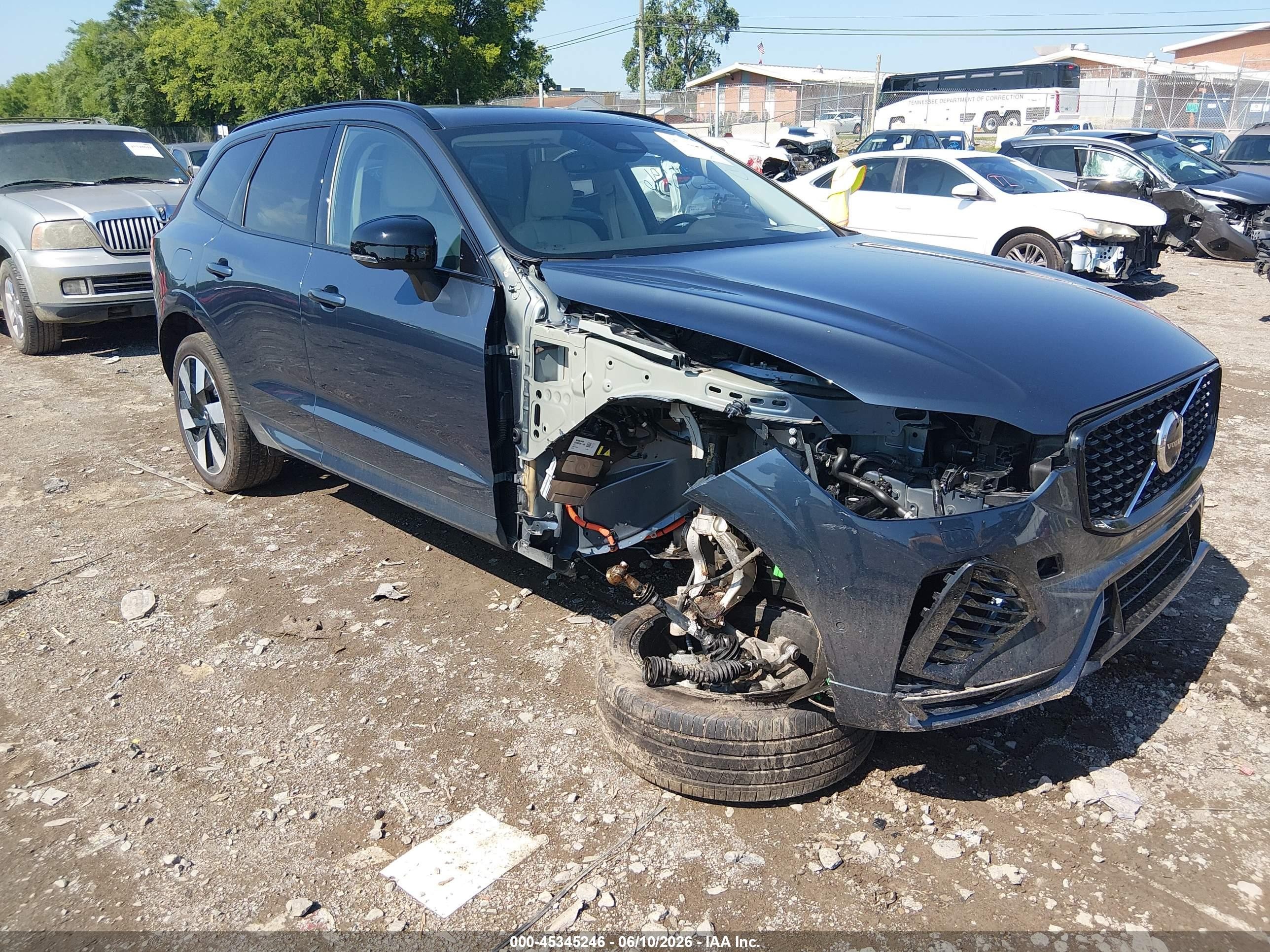 2025 Volvo XC60 Plus, VIN YV4H60RC2S1199464 — Перед