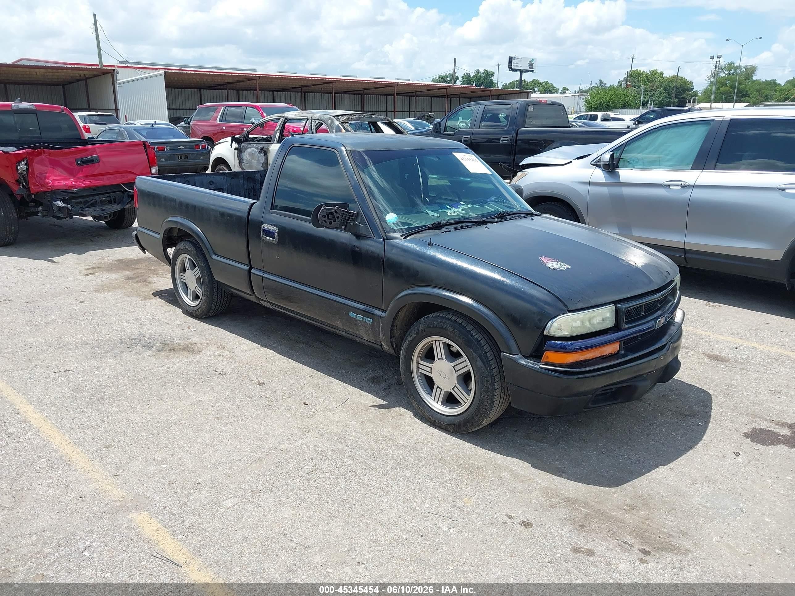 1998 Chevrolet S-10 LS, VIN 1GCCS1445W8246904 — All over
