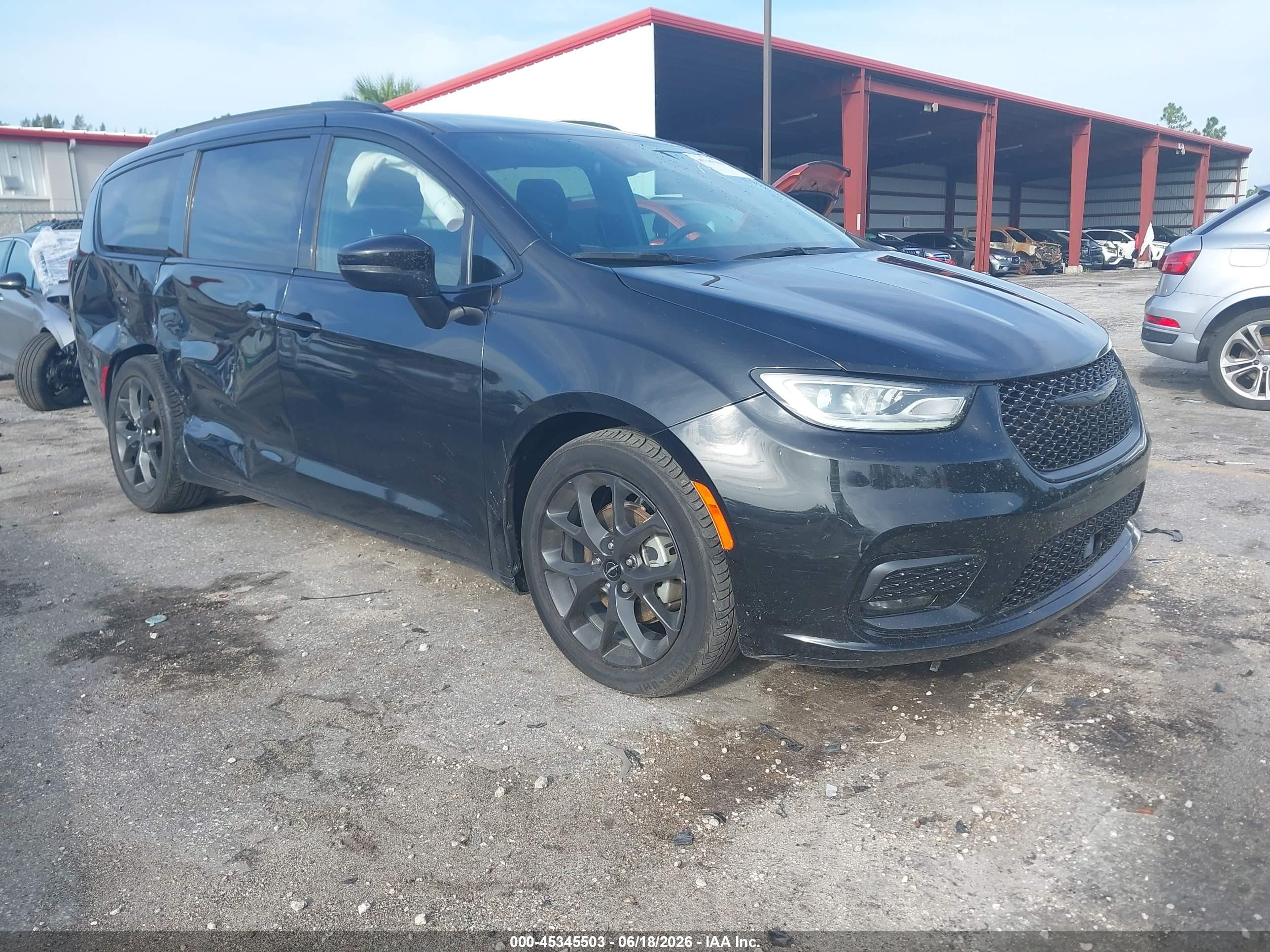 2023 Chrysler Pacifica Touring L, VIN 2C4RC1BG8PR507906 — Бок