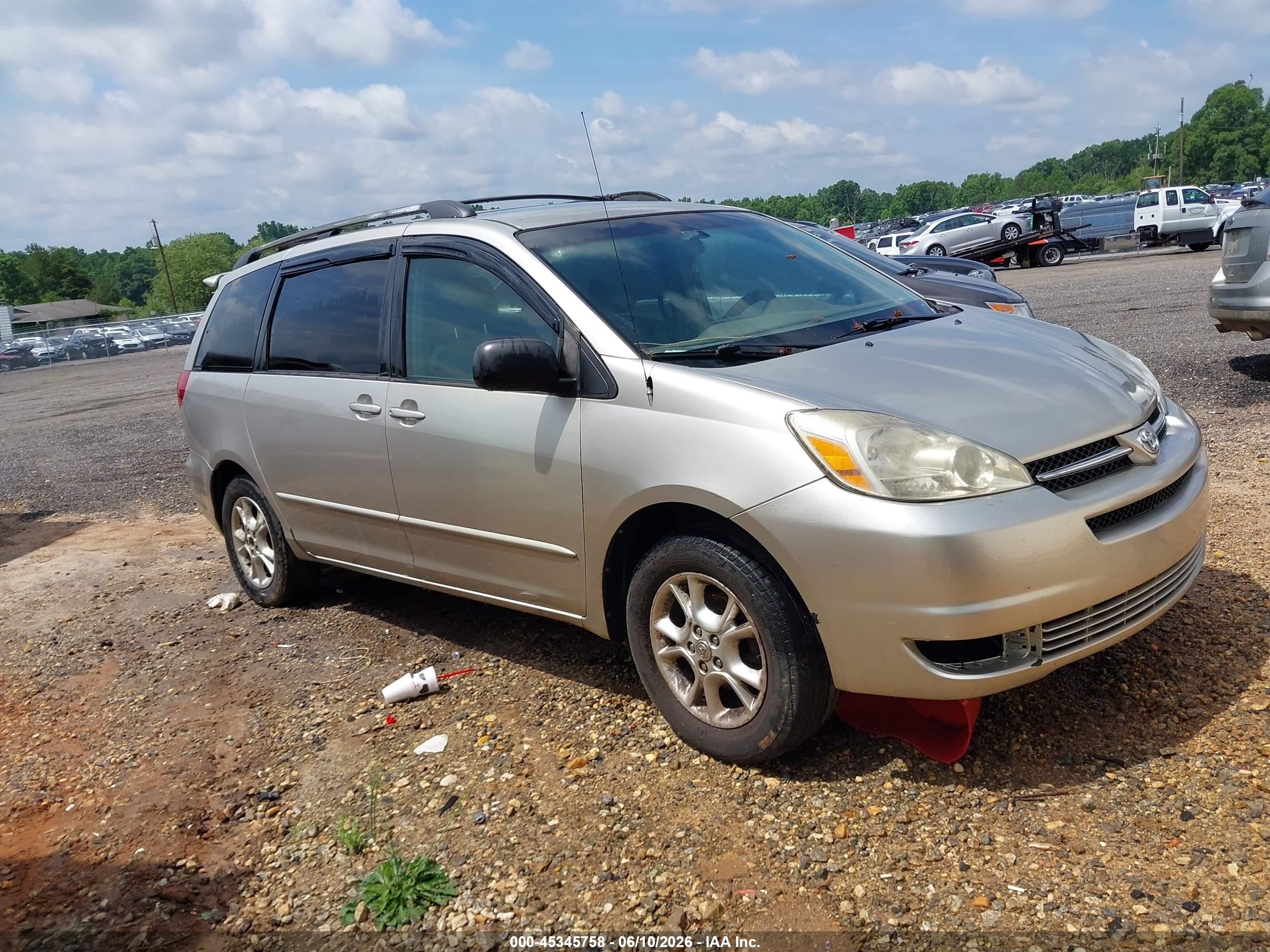 2005 Toyota Sienna LE, VIN 5TDBA23C05S053115 — Normal wear