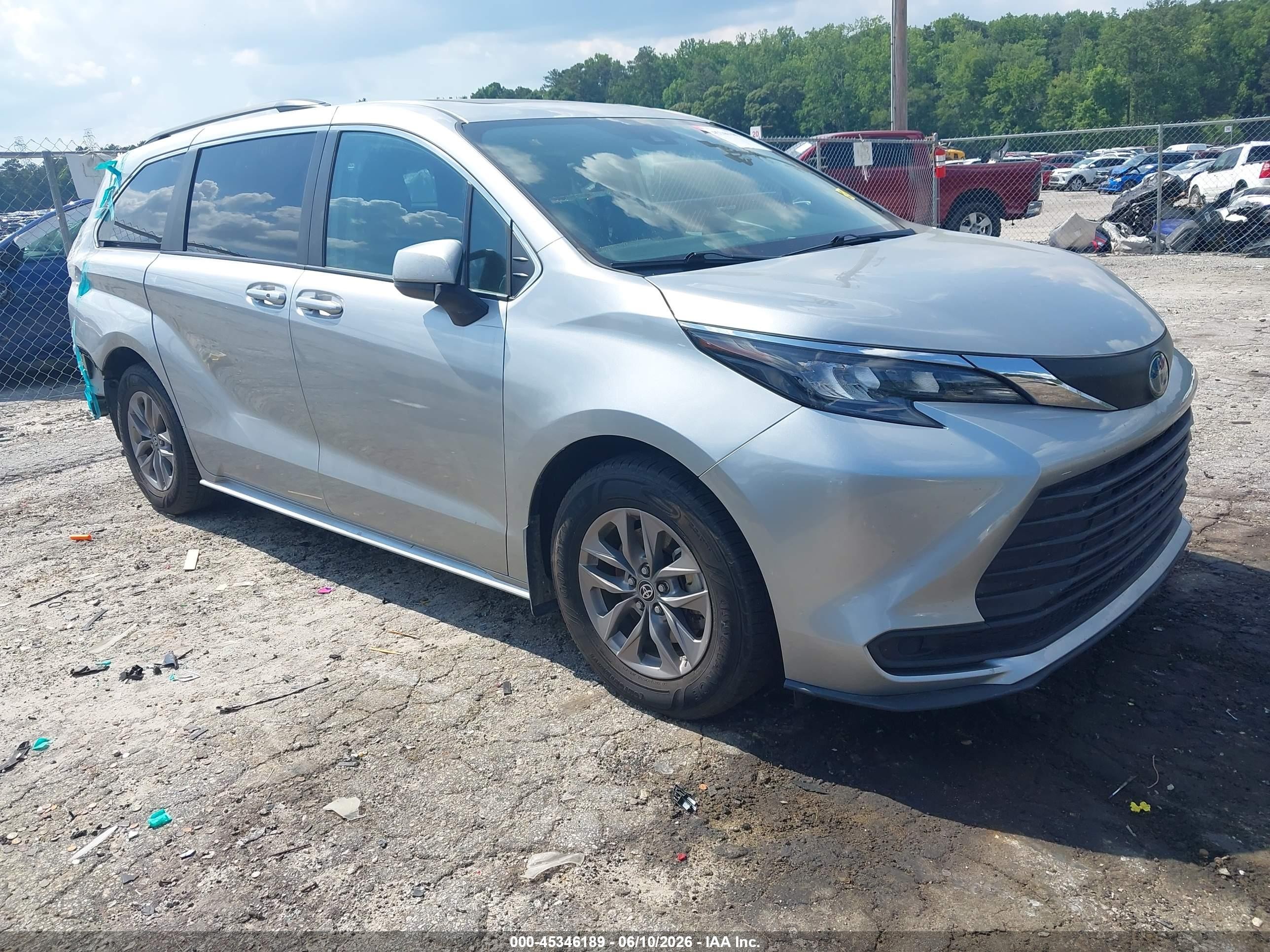 2024 Toyota Sienna LE, VIN 5TDBRKEC0RS202098 — Rear end