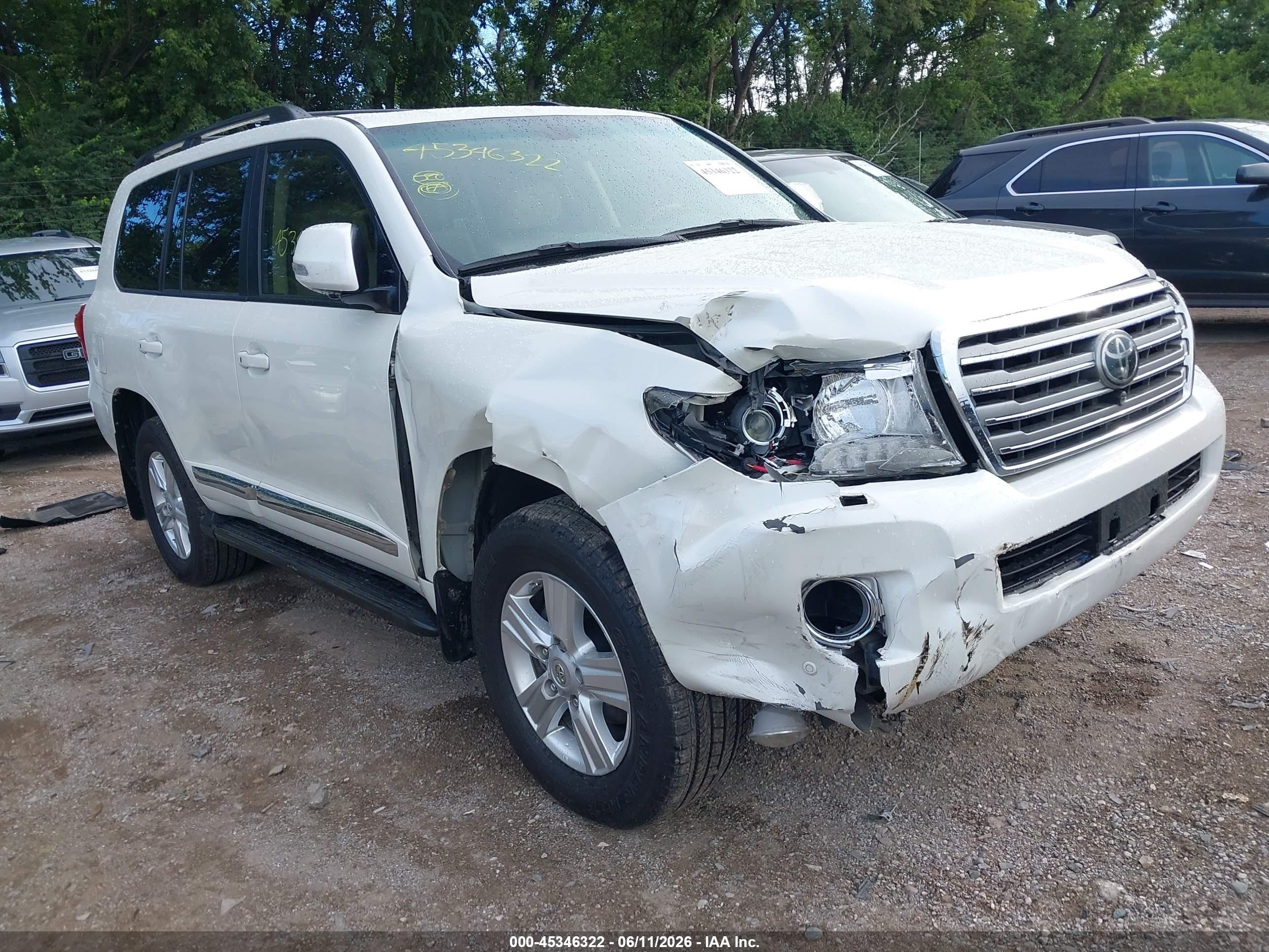 2015 Toyota Land Cruiser, VIN JTMHY7AJ7F4032487 — Side
