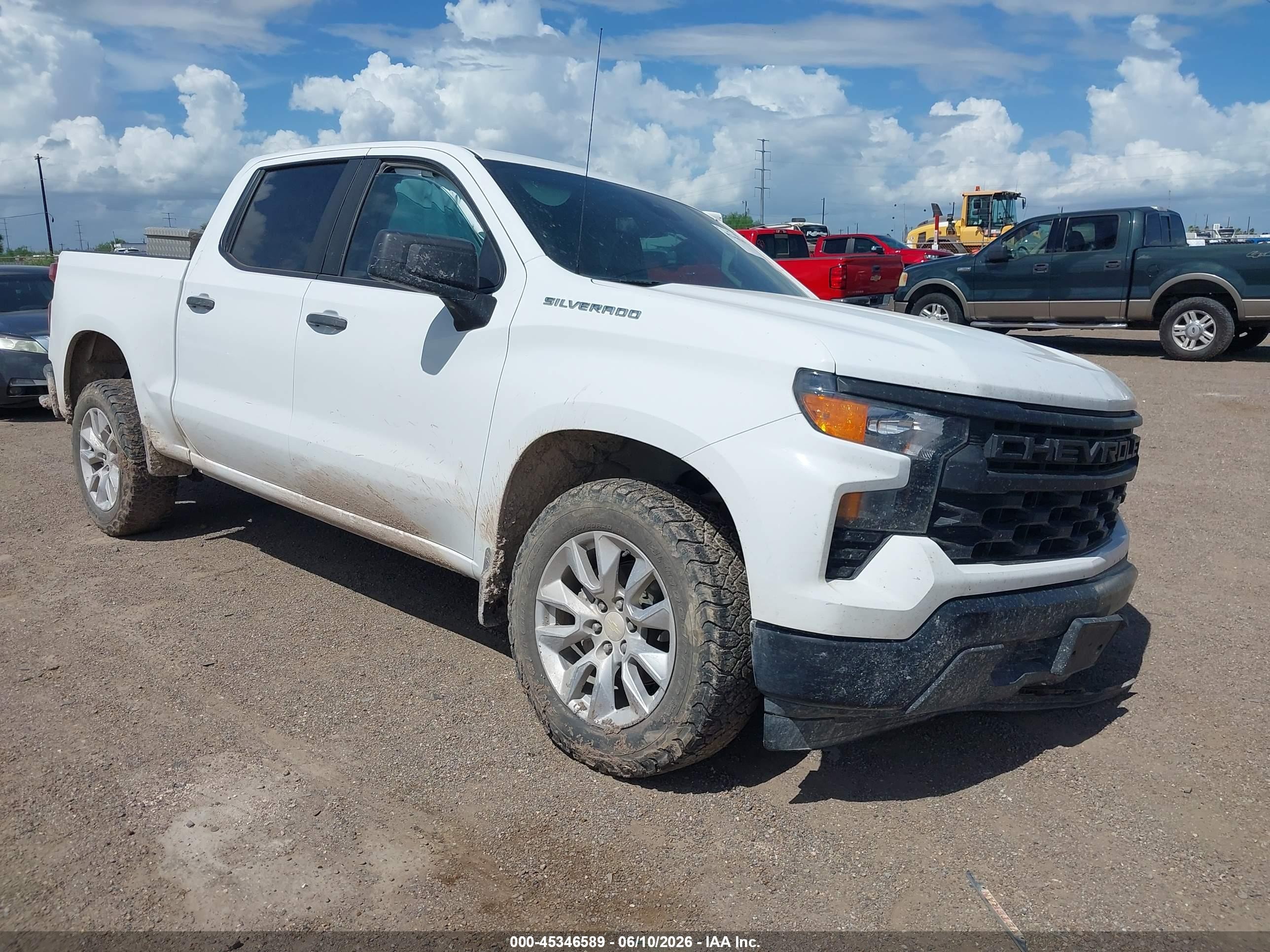 2023 Chevrolet Silverado 1500, VIN 1GCPAAED3PZ292617 — Бок