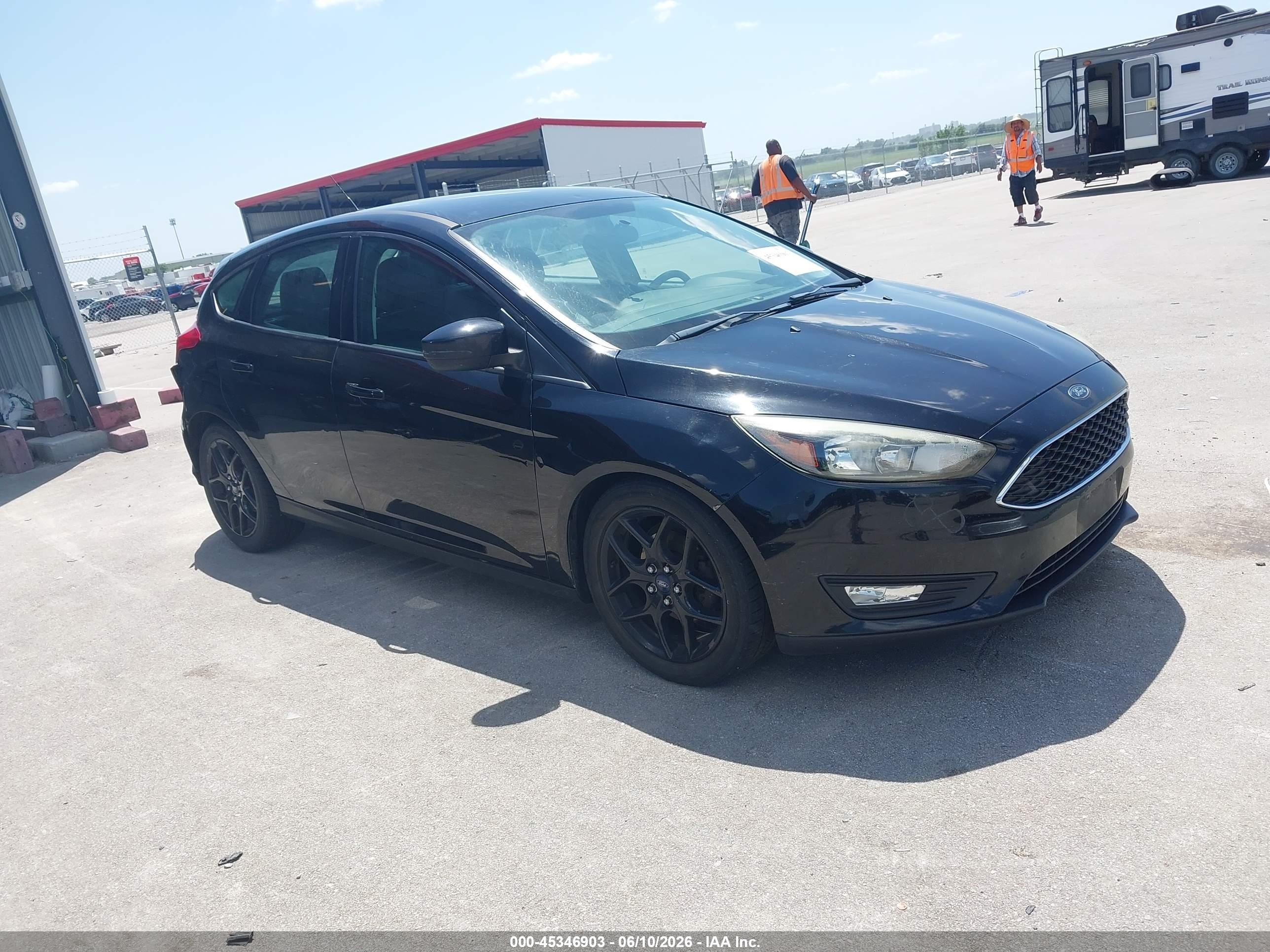 2016 Ford Focus SE, VIN 1FADP3K24GL275432 — Фото с аукциона