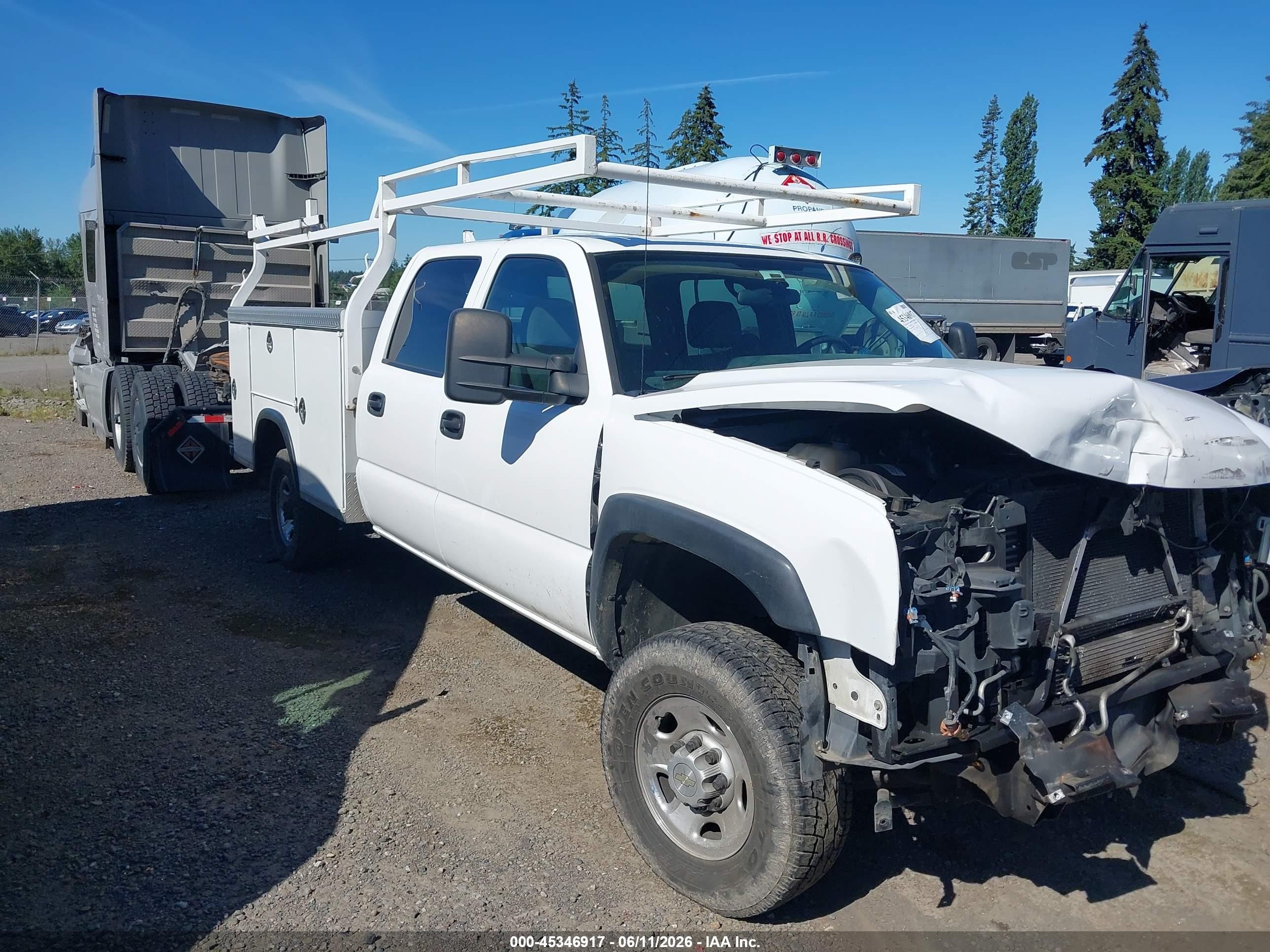 2006 Chevrolet Silverado 3500, VIN 1GBHC33D56F190026 — Front end
