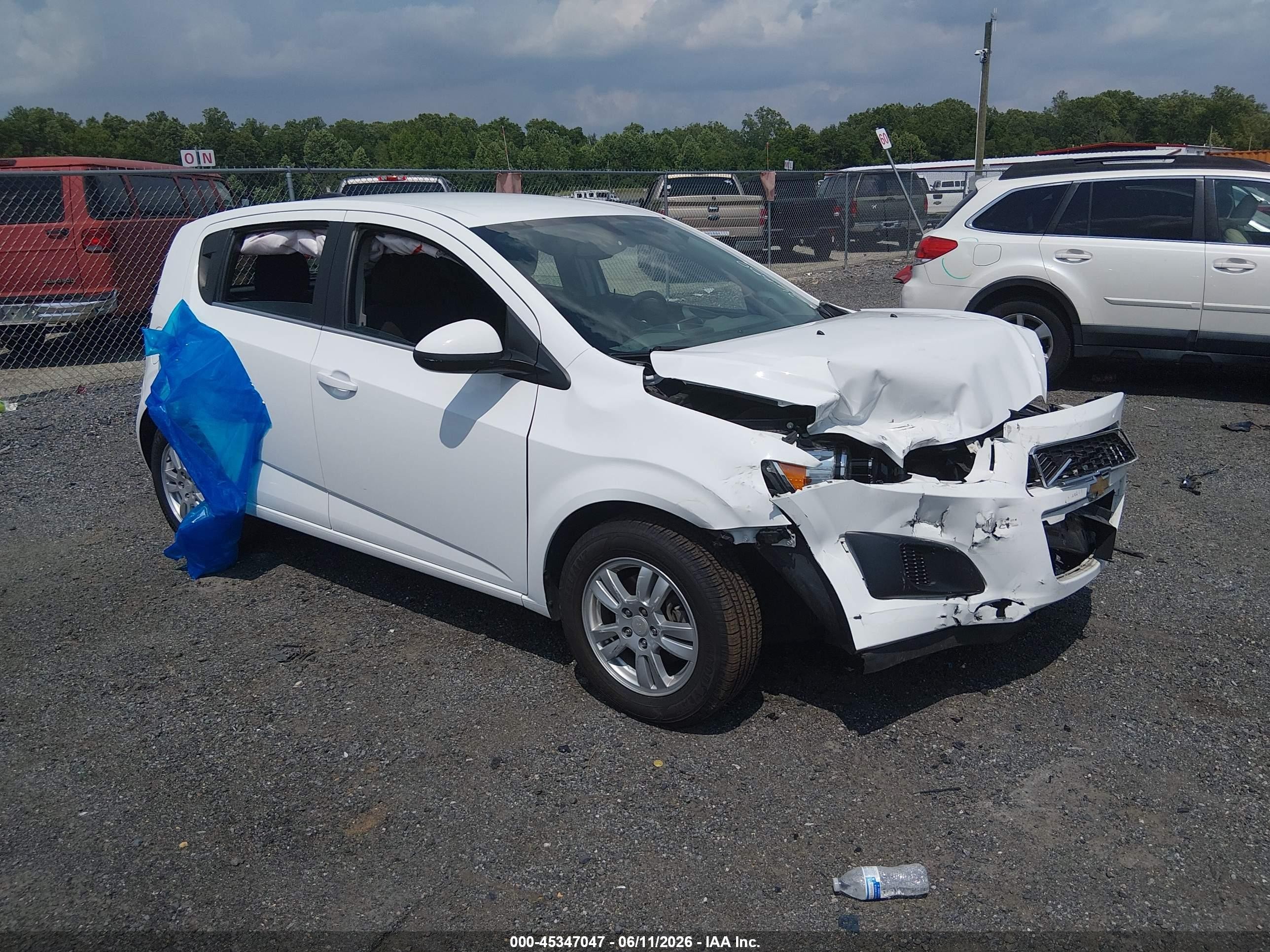 2016 Chevrolet Sonic LT, VIN 1G1JC6SH2G4160233 — Перед