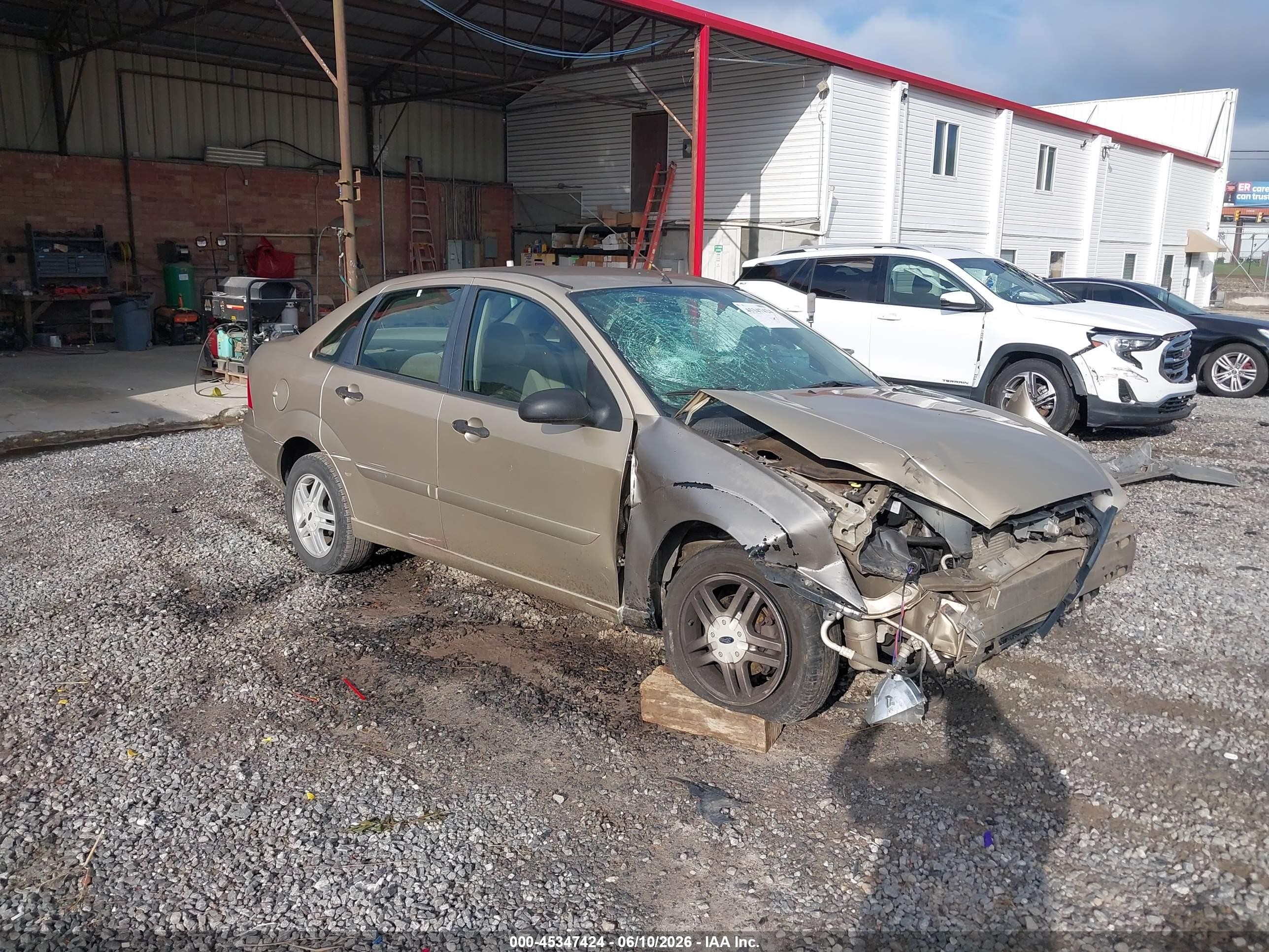 2000 Ford Focus SE, VIN 1FAFP3430YW302933 — Перед