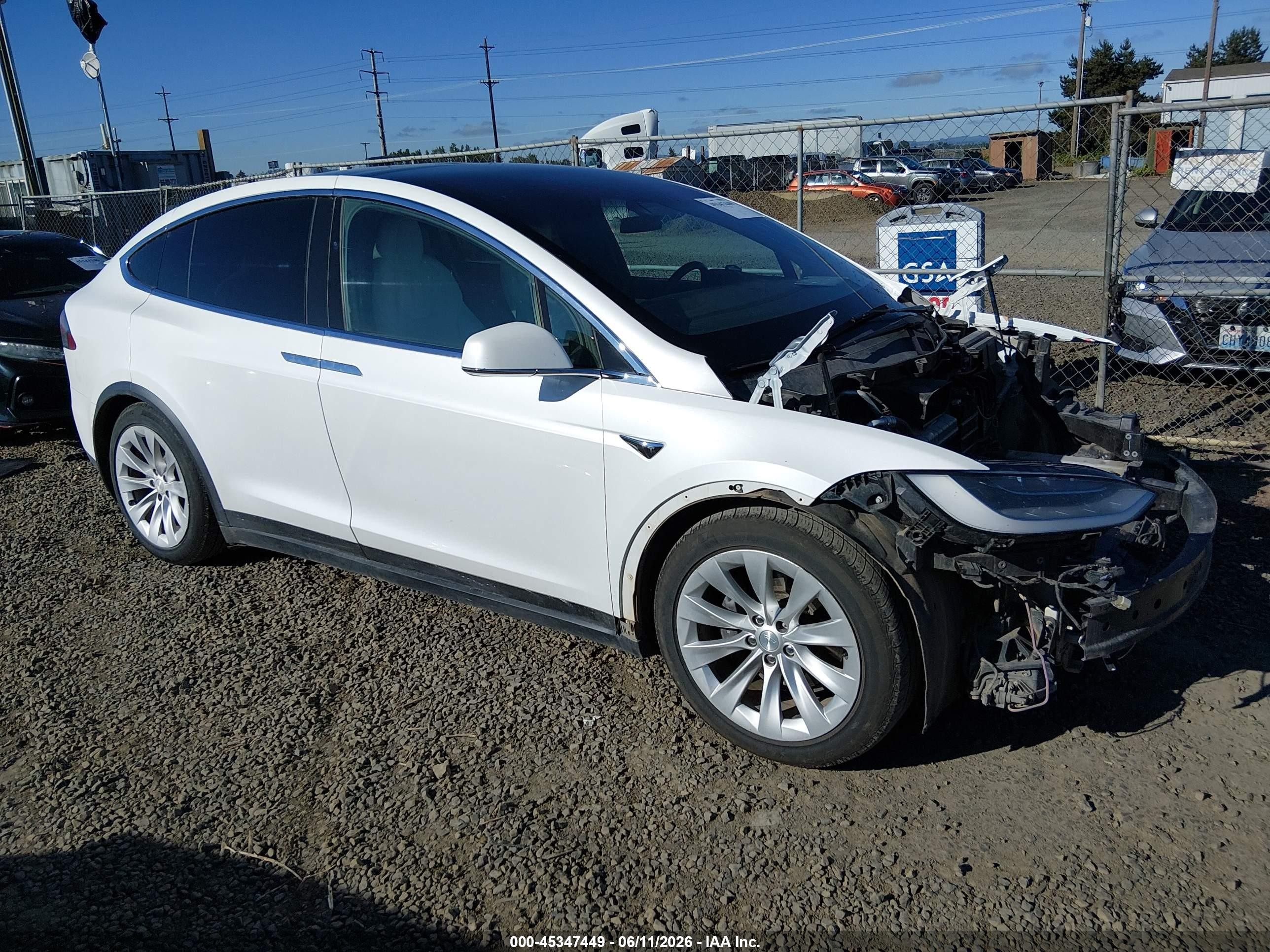 2020 Tesla Model X Long Range, VIN 5YJXCDE24LF200781 — Front end