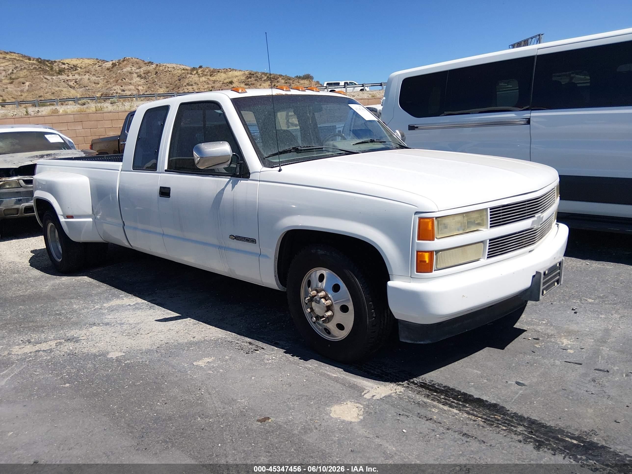 1992 Chevrolet Silverado 3500, VIN 2GCHC39N7N1166022 — Normal wear