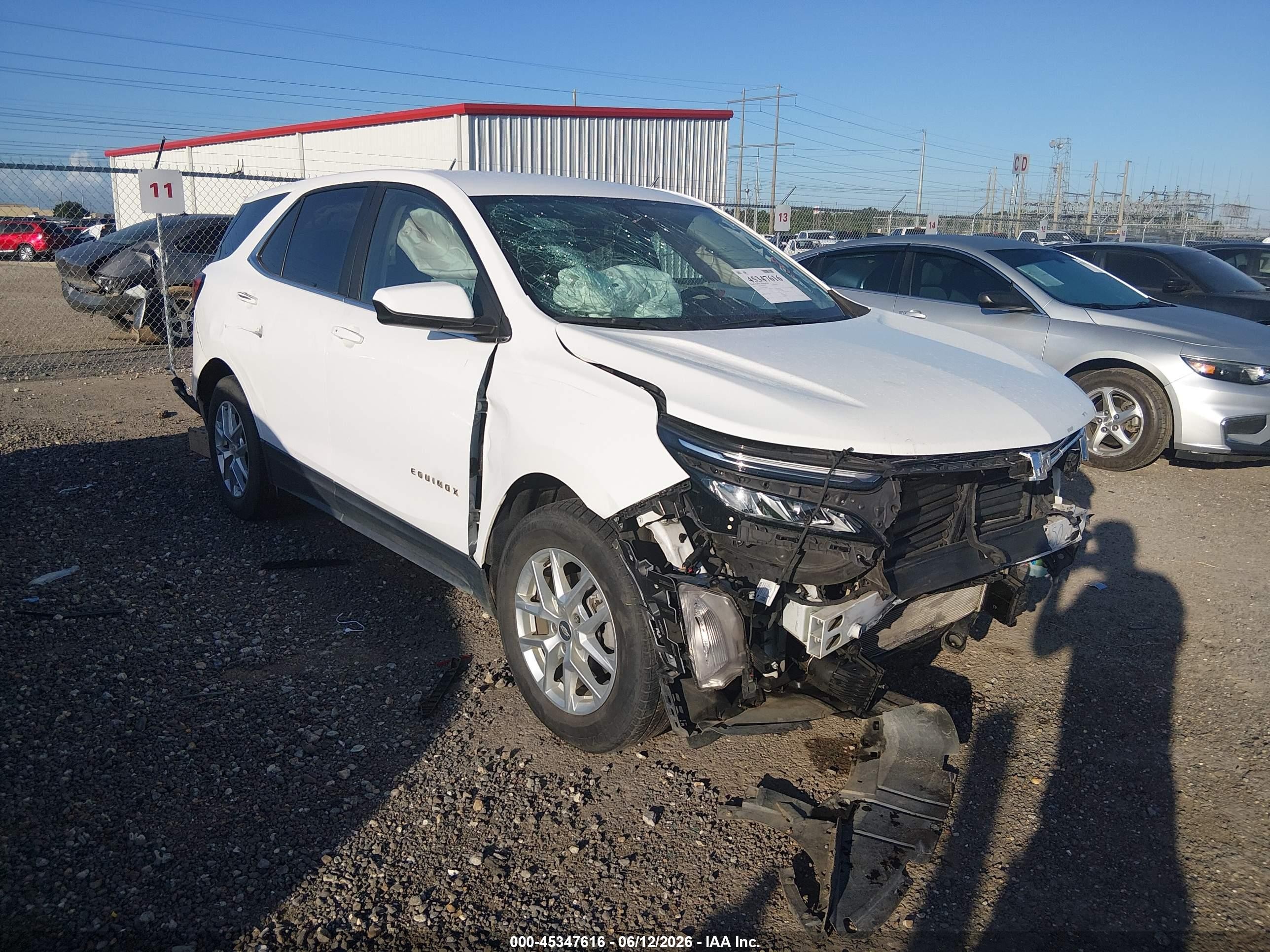 2022 Chevrolet Equinox LT, VIN 3GNAXKEV7NL104941 — Front end