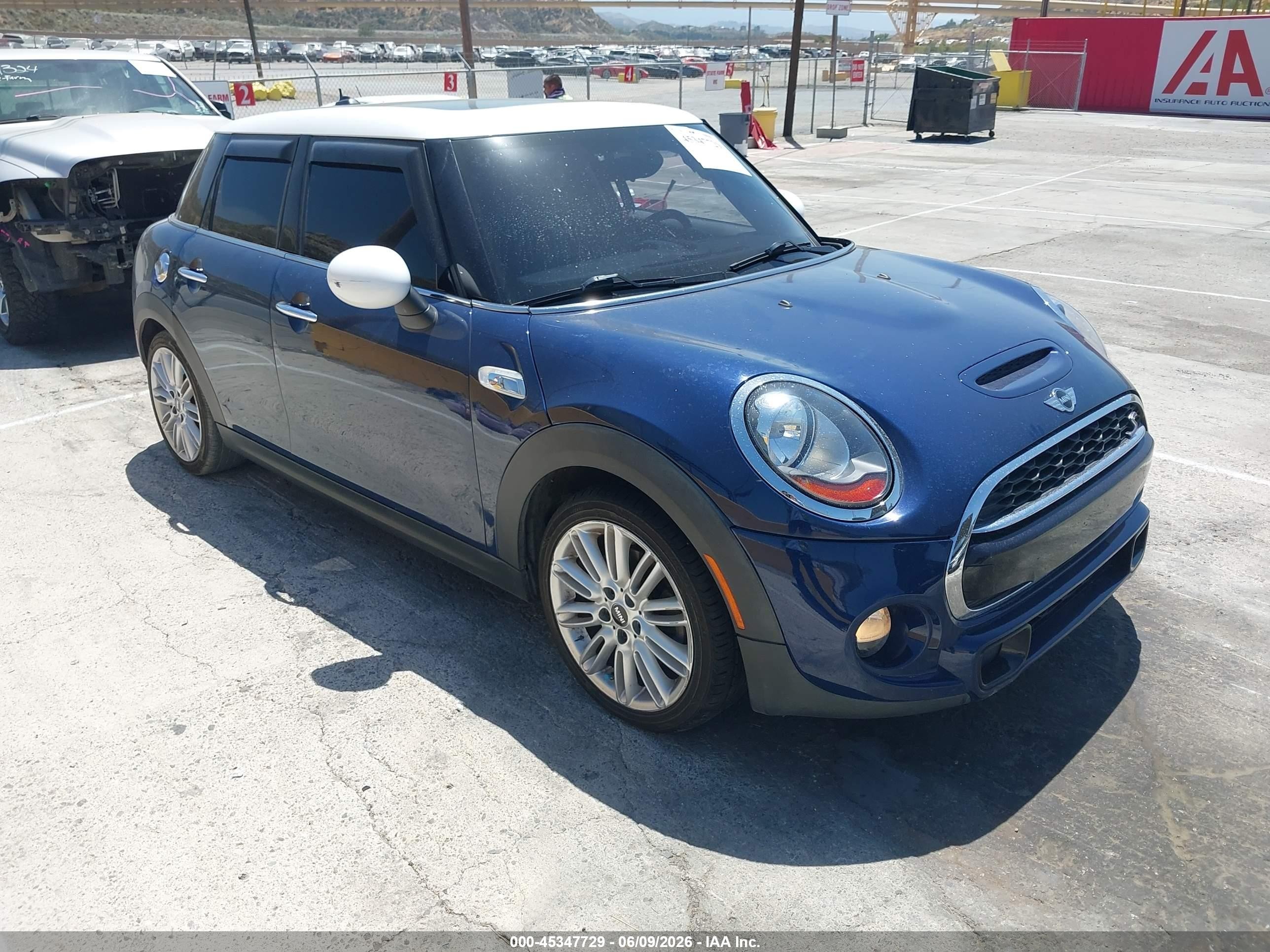 2015 MINI Hardtop 4 Door S, VIN WMWXU3C56F2B56889 — Side