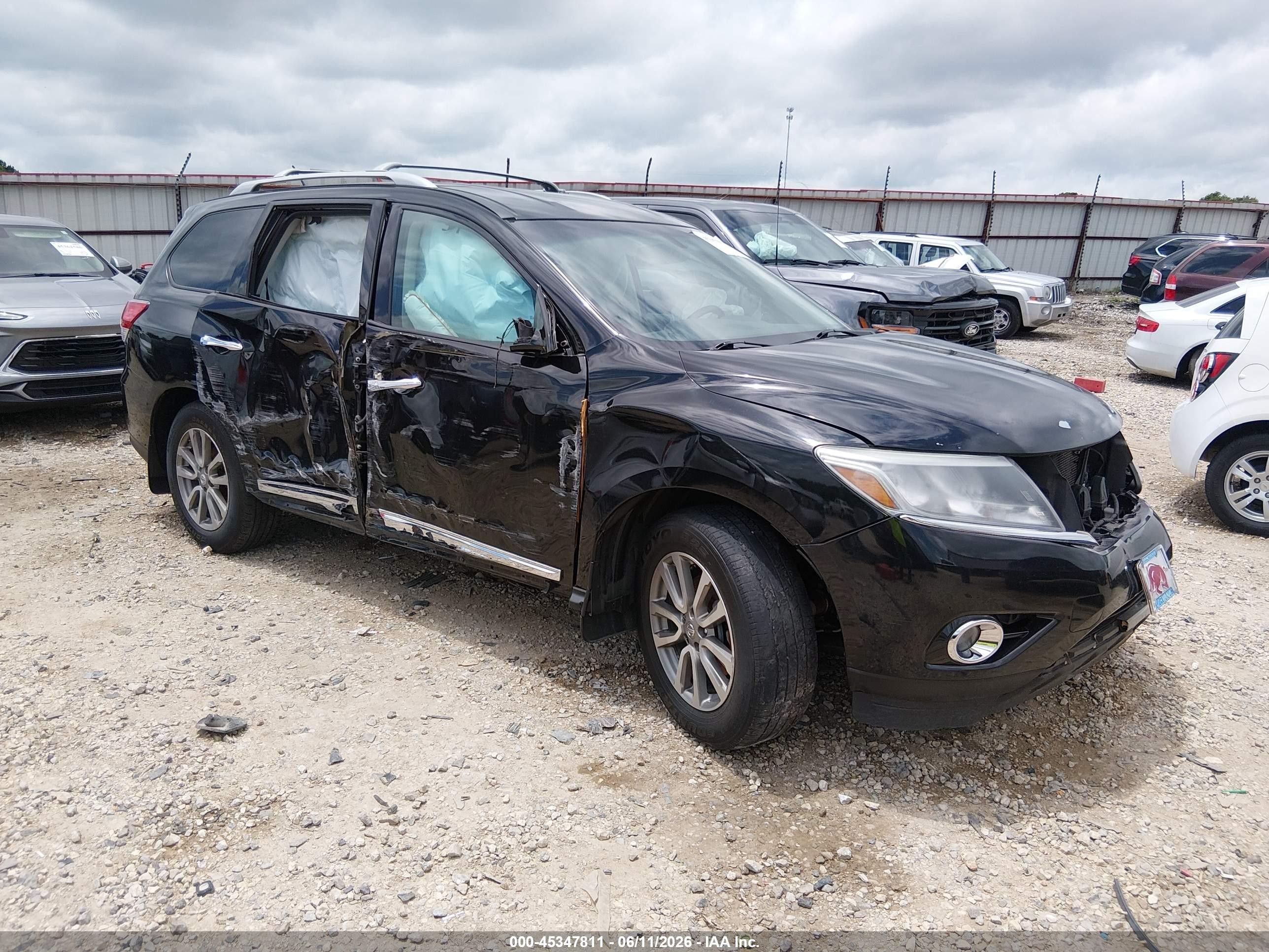 2016 Nissan Pathfinder Platinum, VIN 5N1AR2MM3GC667989 — Перед
