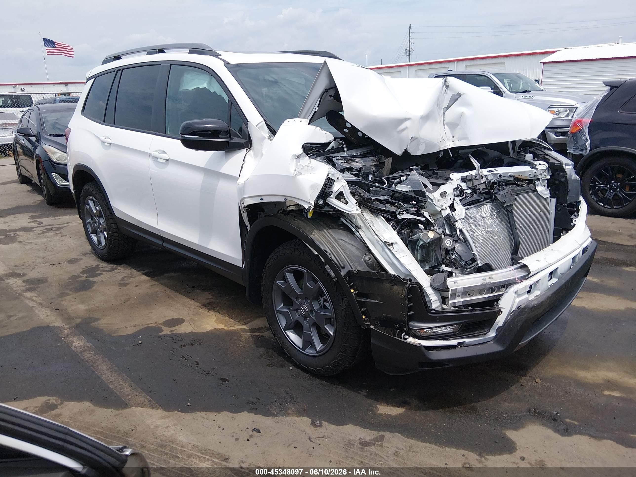 2024 Honda Passport TrailSport, VIN 5FNYF8H66RB016825 — Front end