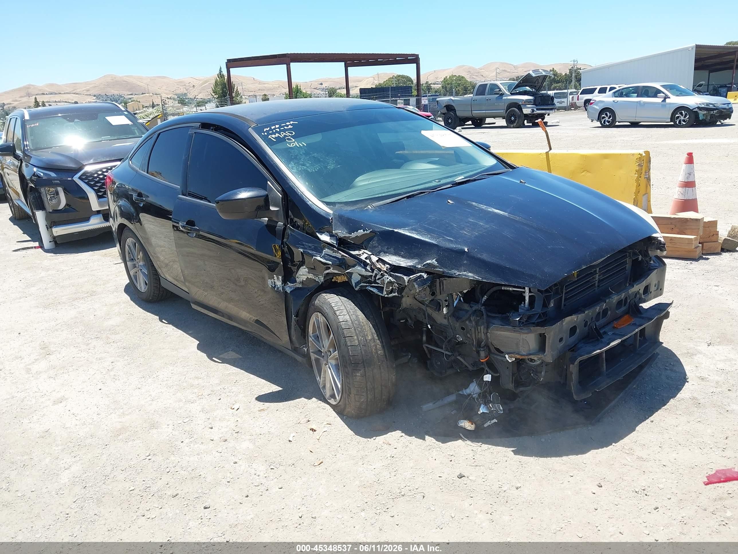 2018 Ford Focus SE, VIN 1FADP3F28JL316453 — Перед