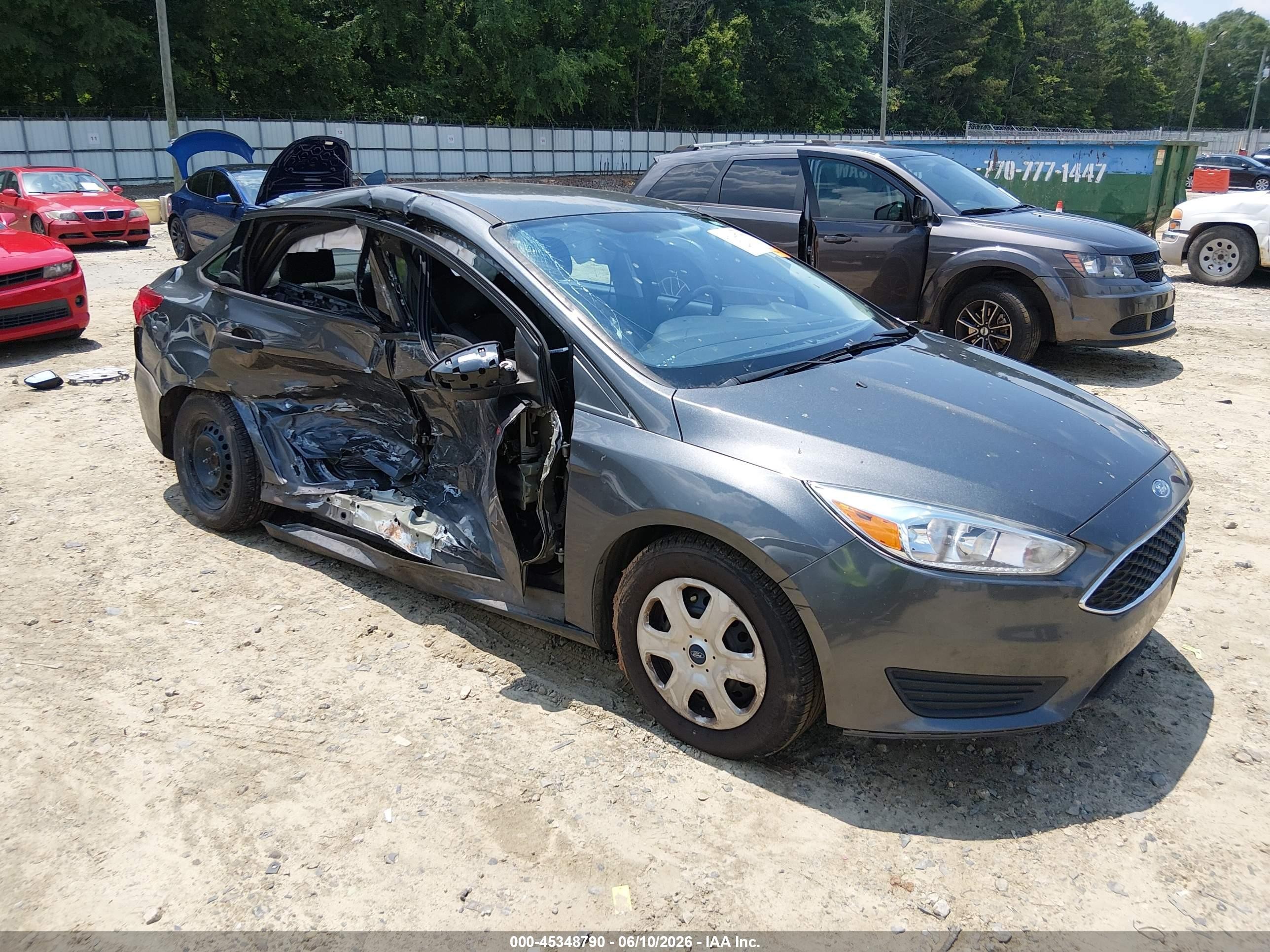 2018 Ford Focus S, VIN 1FADP3E25JL255225 — Бок
