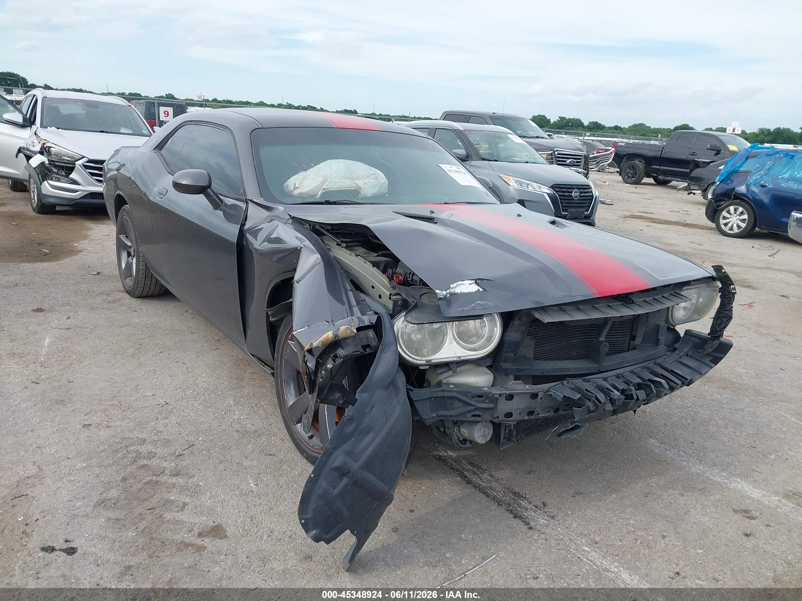 2014 Dodge Challenger SXT, VIN 2C3CDYAG1EH196999 — Front end