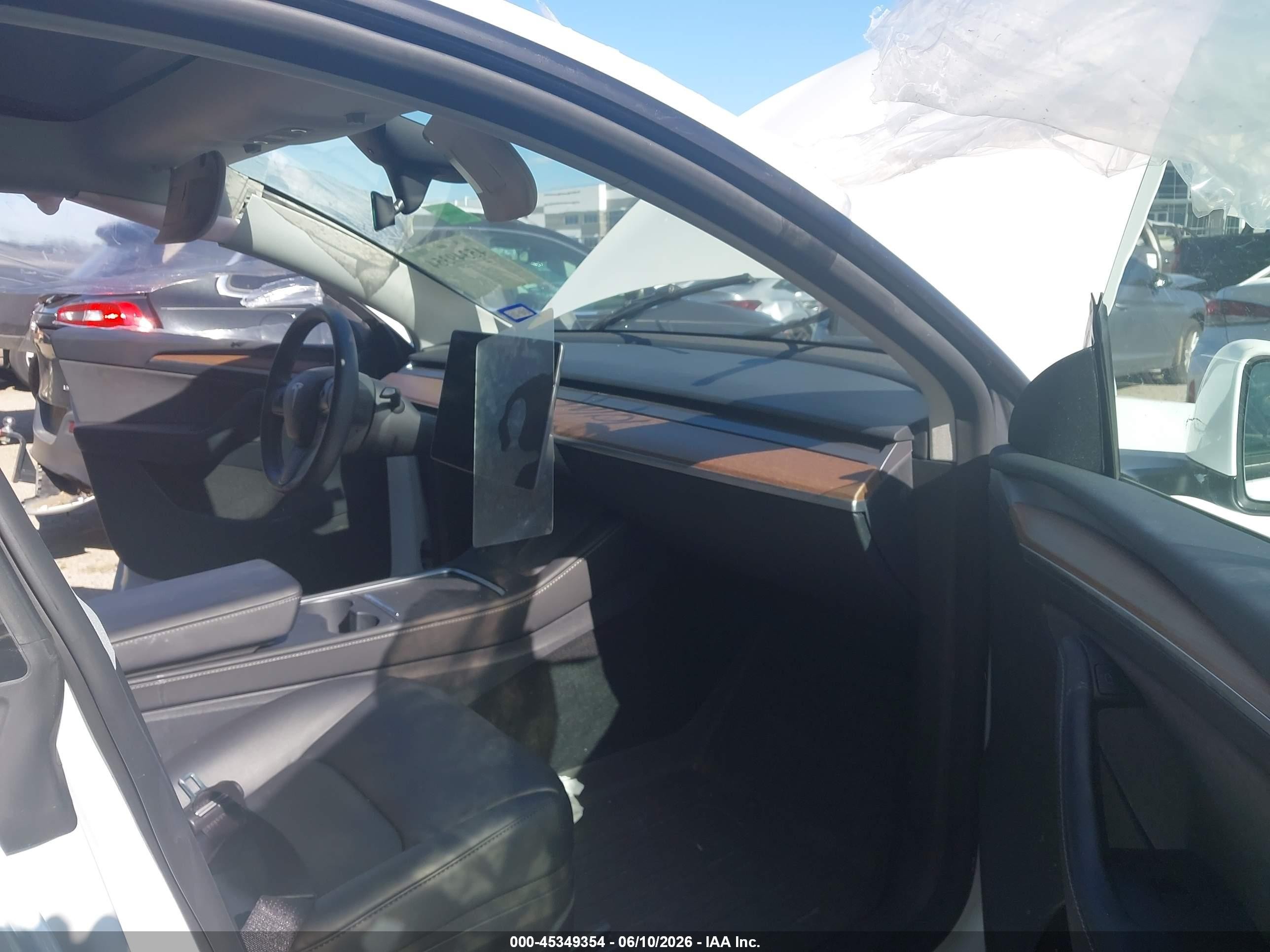 2024 Tesla Model Y, VIN 7SAYGDEDXRF113389 — Side