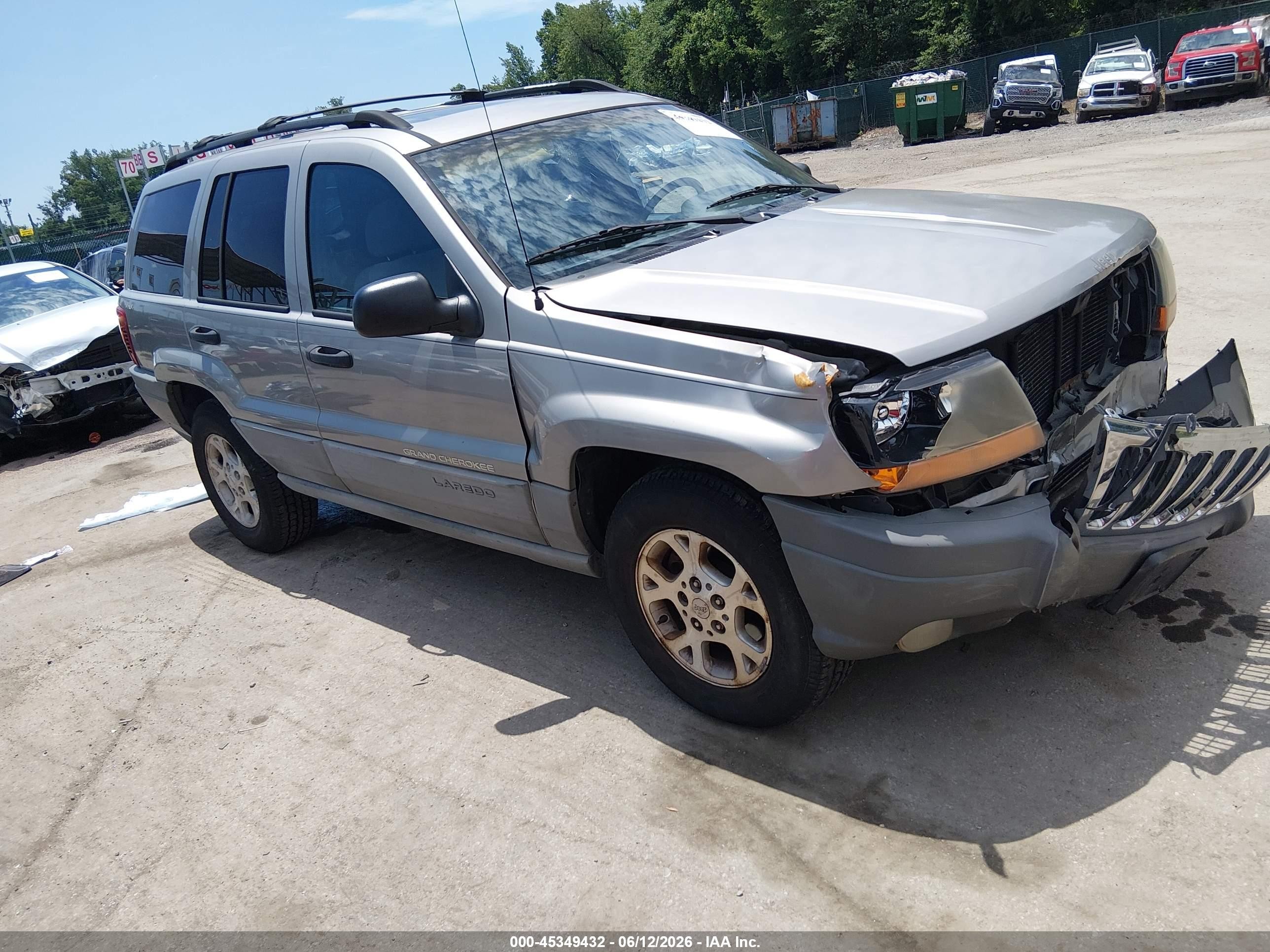 2000 Jeep Grand Cherokee Laredo, VIN 1J4GW48S6YC239647 — Front end