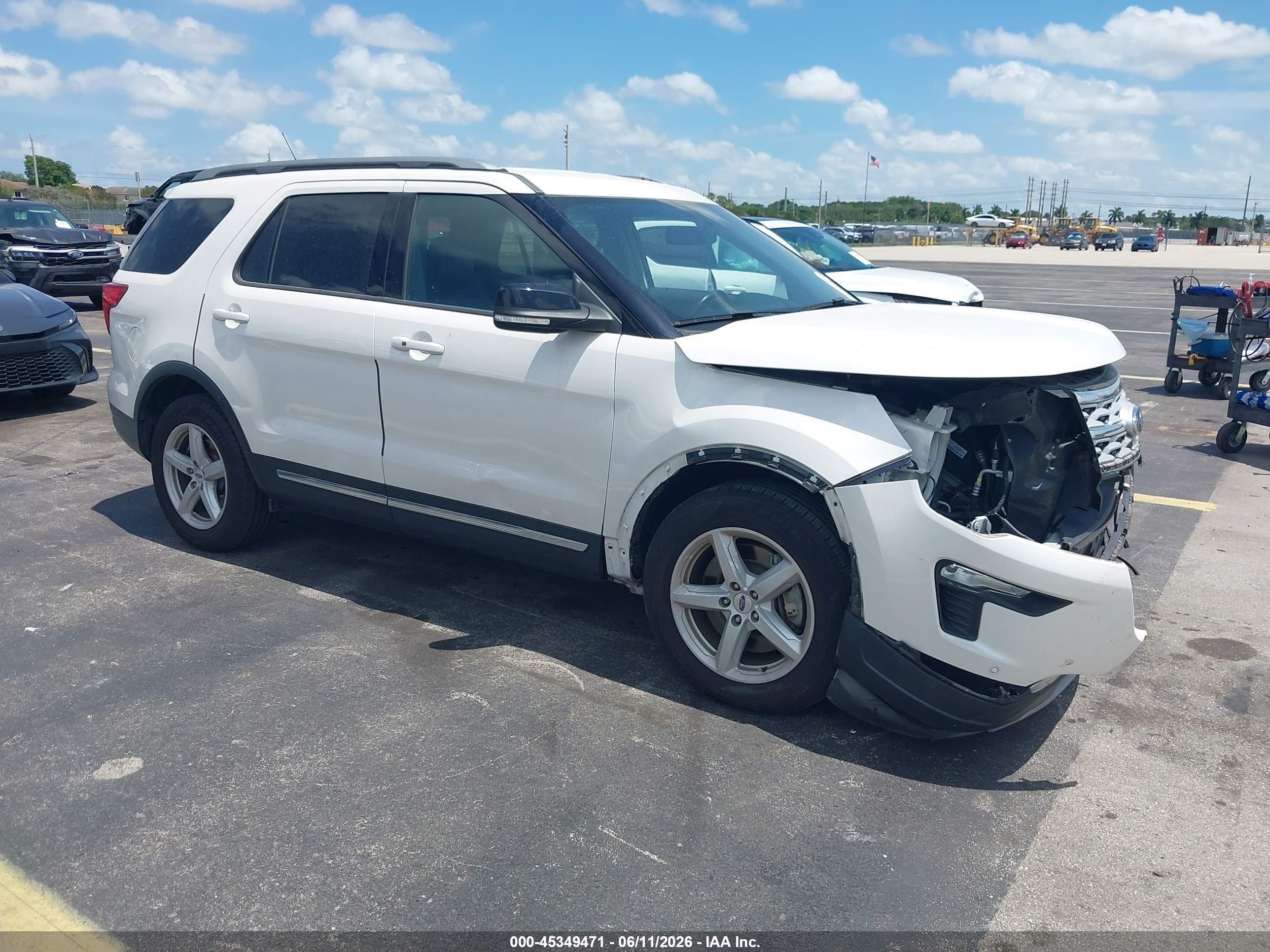 2018 Ford Explorer XLT, VIN 1FM5K7D83JGC23078 — Front end
