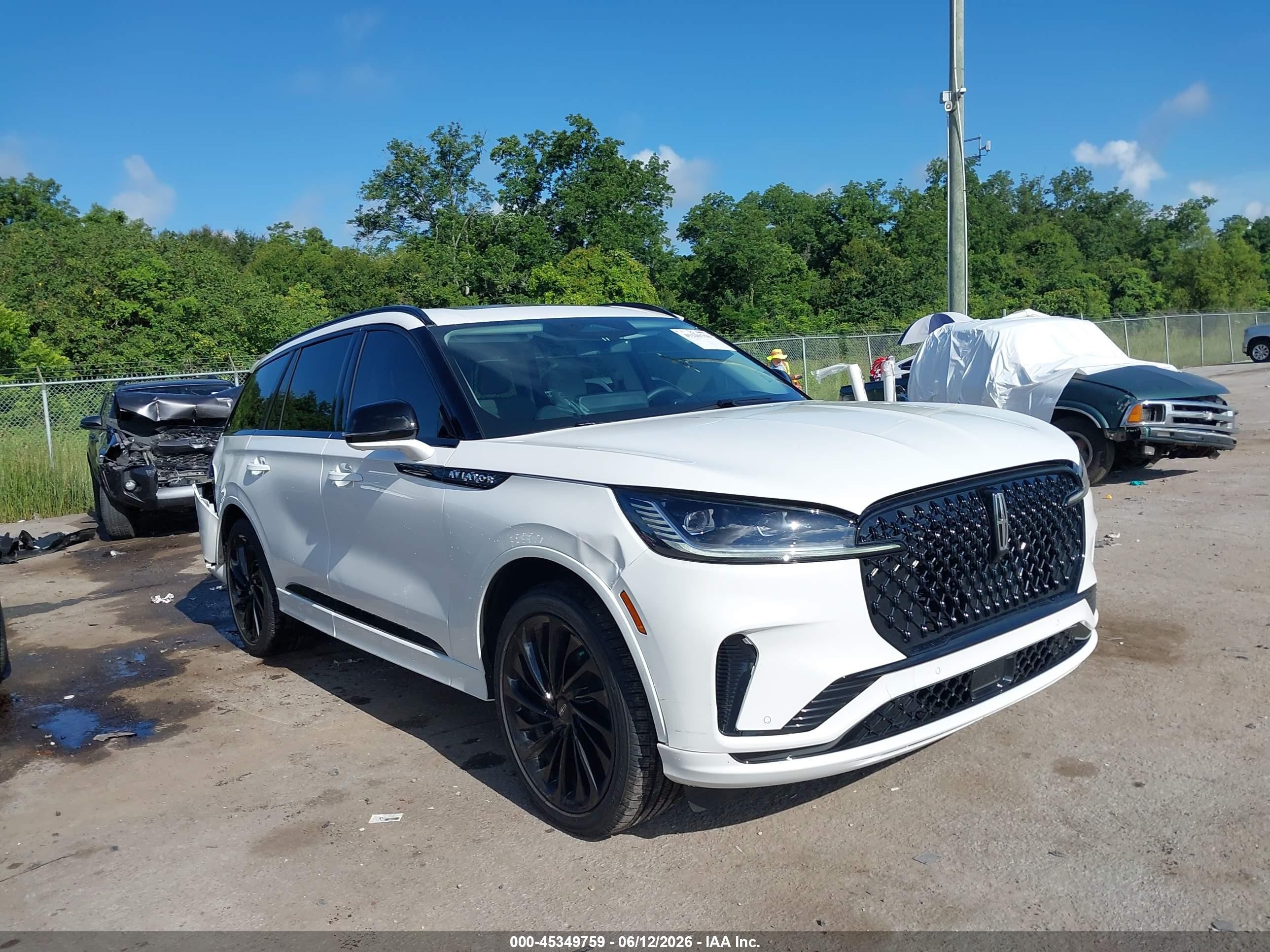 2026 Lincoln Aviator Reserve, VIN 5LM5J7XC2TGL12434 — Зад