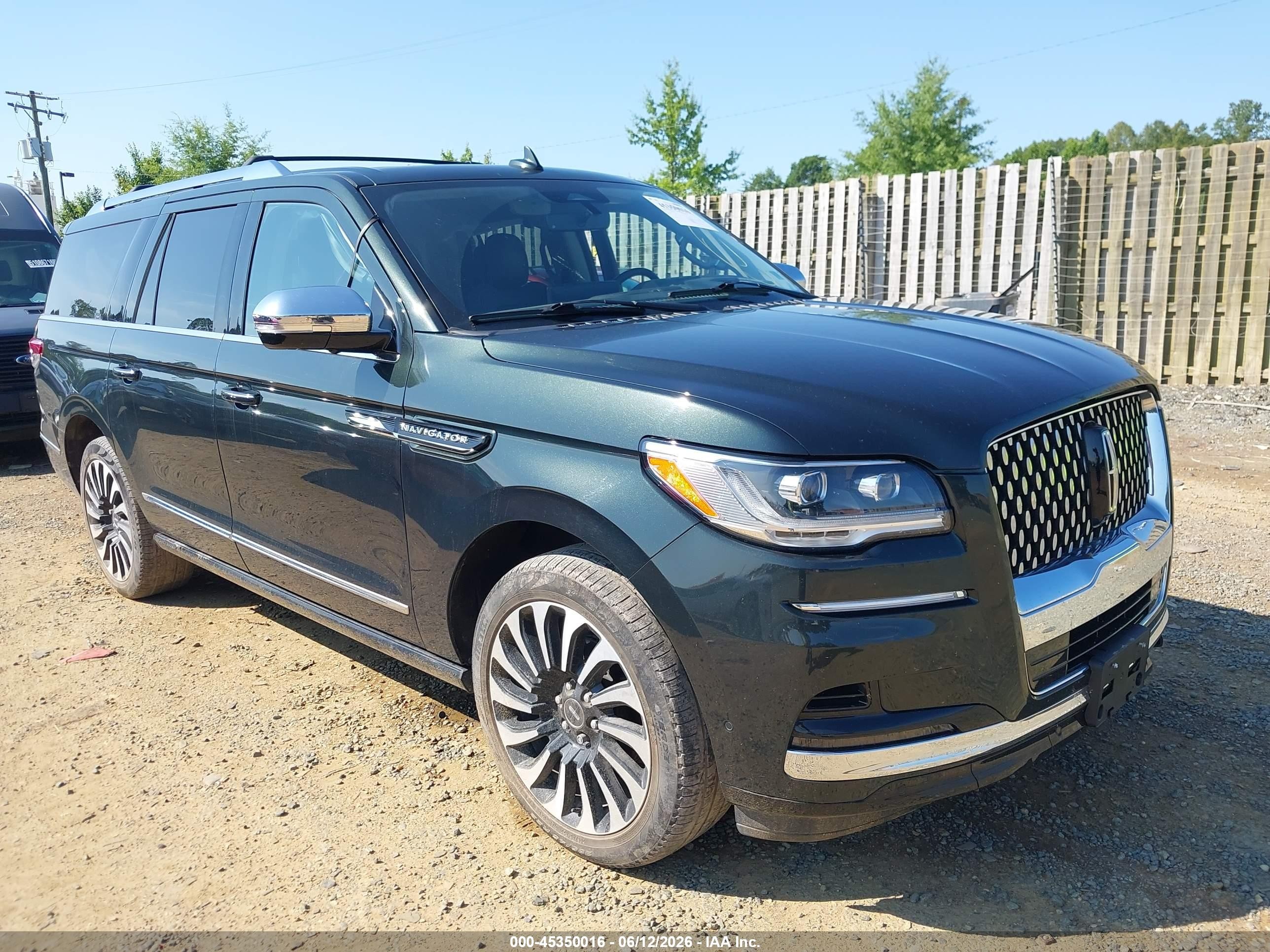 2022 Lincoln Navigator Black Label, VIN 5LMJJ3TT2NEL01557 — Side
