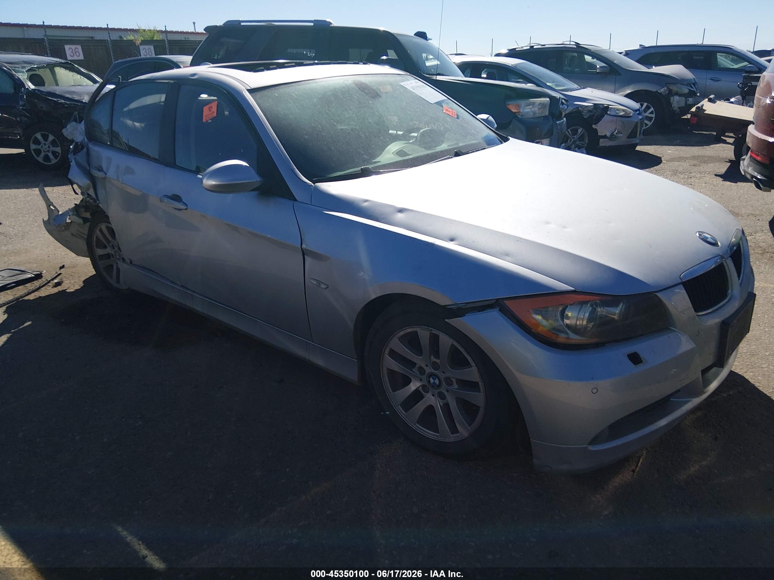2007 BMW 3 Series 328xi, VIN WBAVC935X7KX59985 — Зад