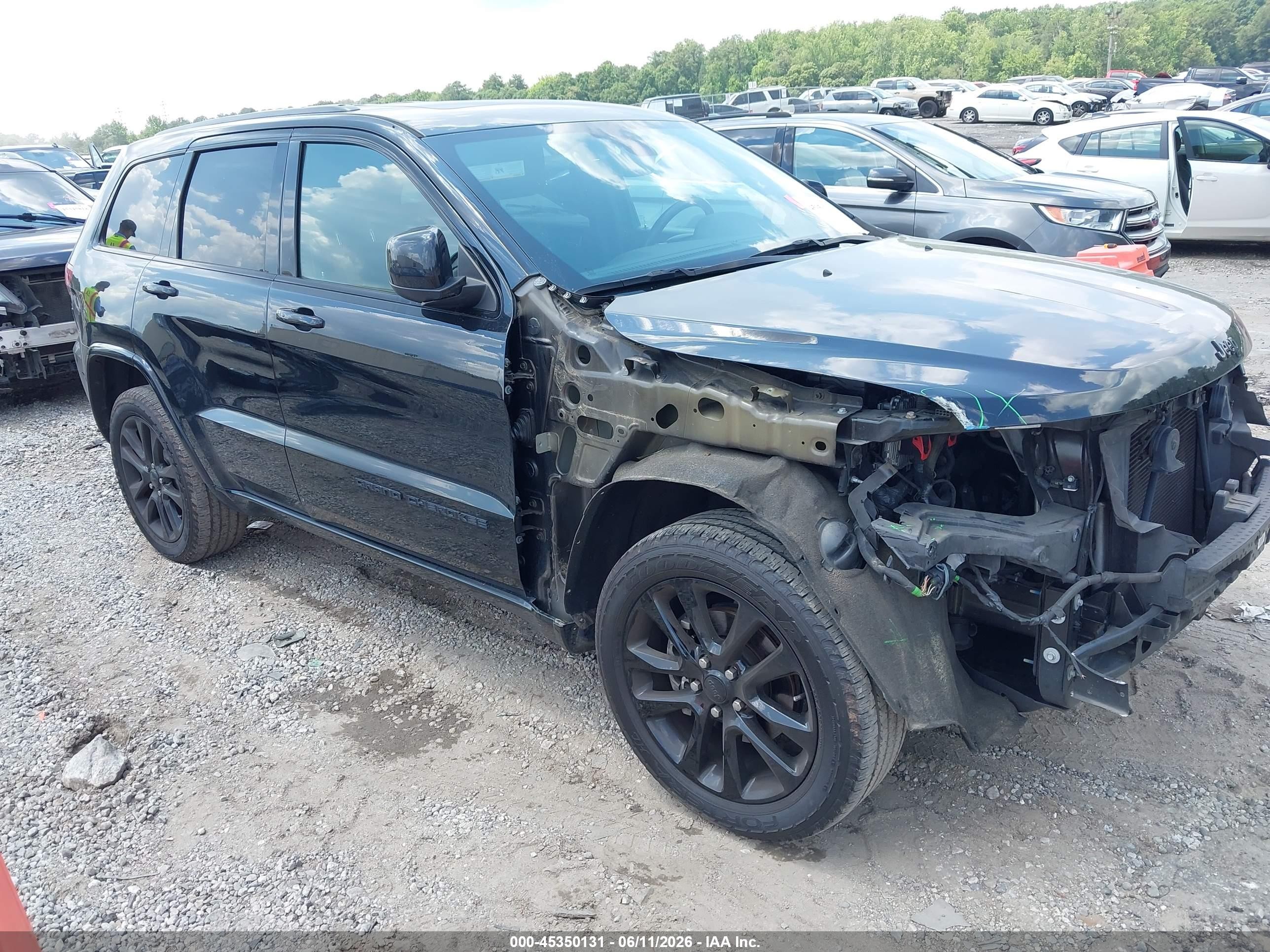 2020 Jeep Grand Cherokee Altitude, VIN 1C4RJEAG0LC404514 — Front end