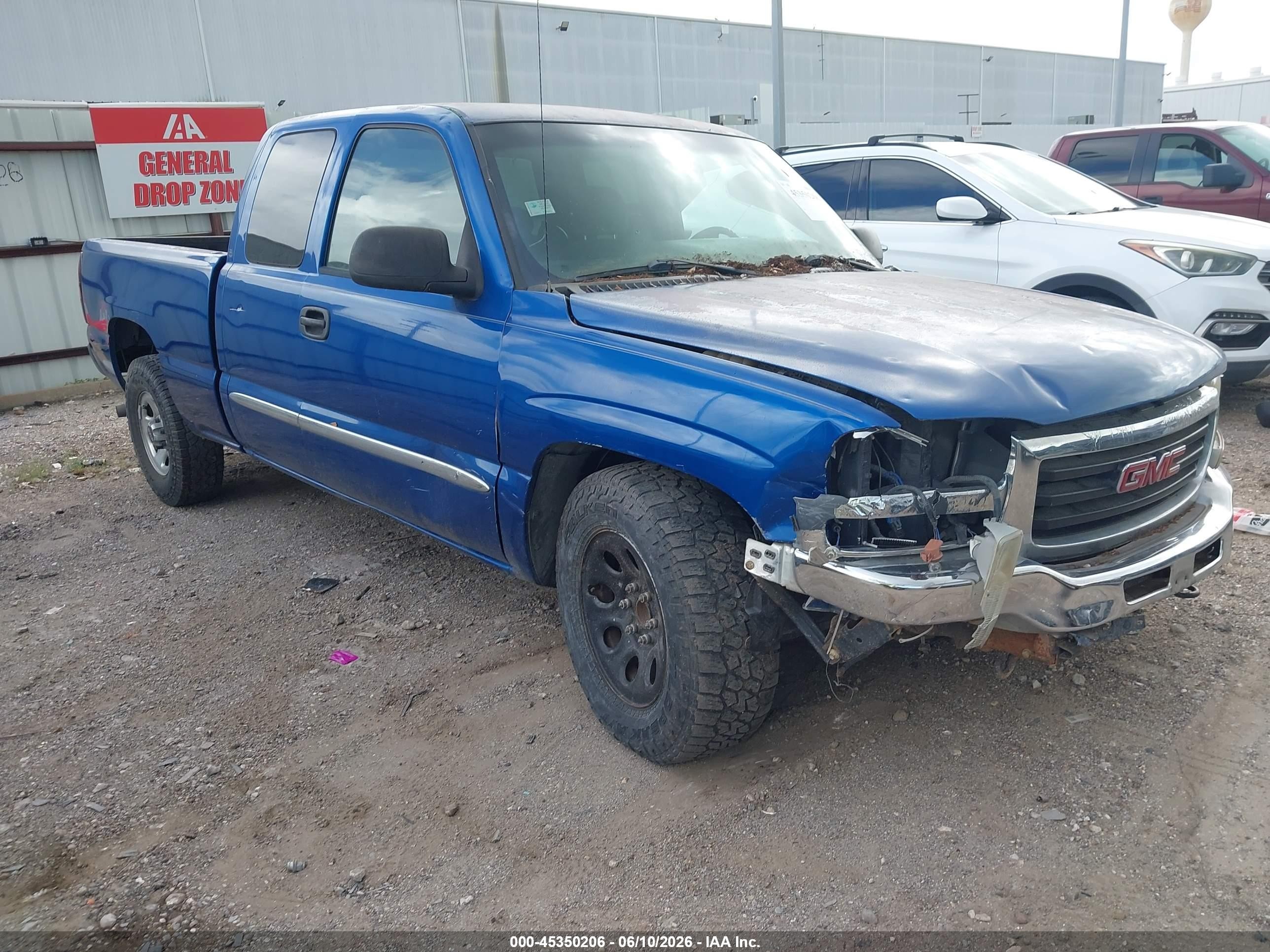 2004 GMC Sierra 1500 SLE, VIN 2GTEC19V241116585 — Front end