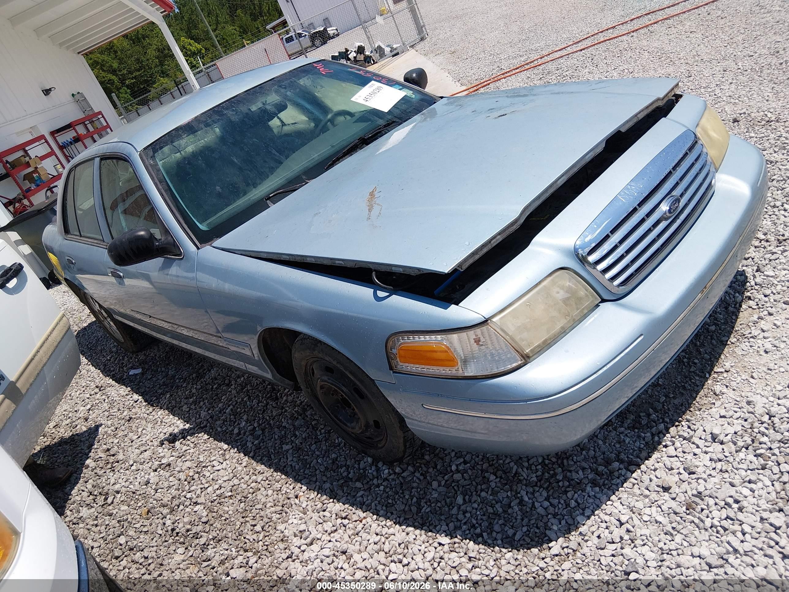 2004 Ford Crown Victoria LX, VIN 2FAFP74W24X130551 — Side