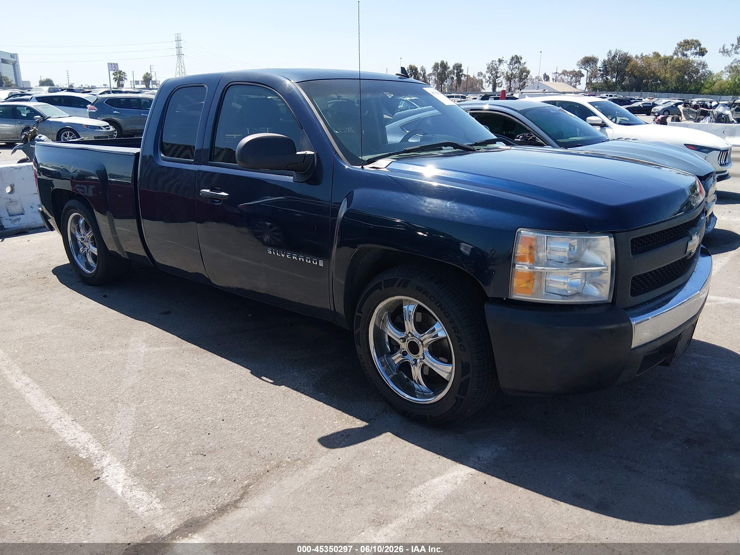 2008 Chevrolet Silverado 1500 1LT, VIN 1GCEC19C38Z215038 — Бок