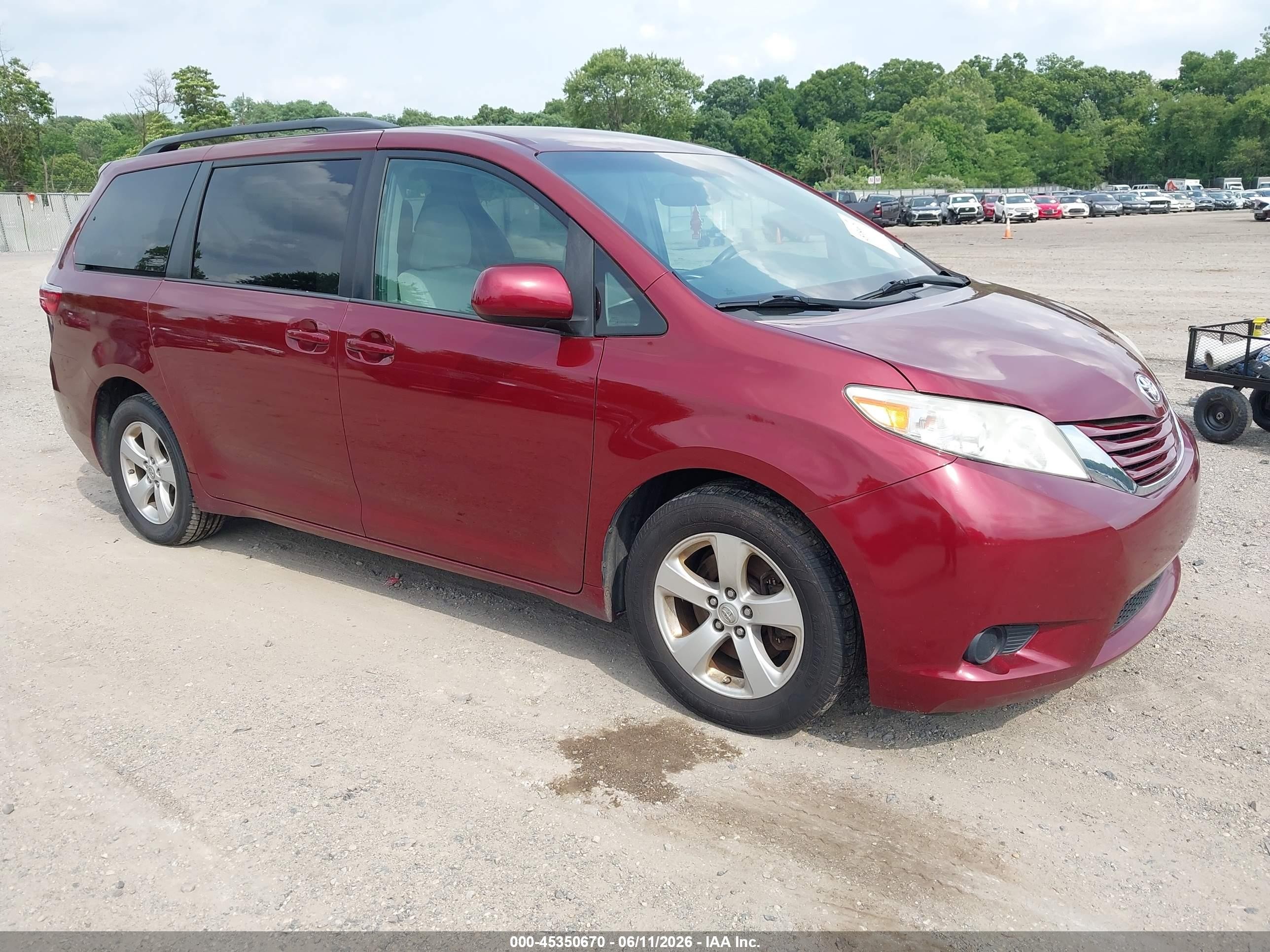 2017 Toyota Sienna LE, VIN 5TDKZ3DC9HS876692 — Normal wear