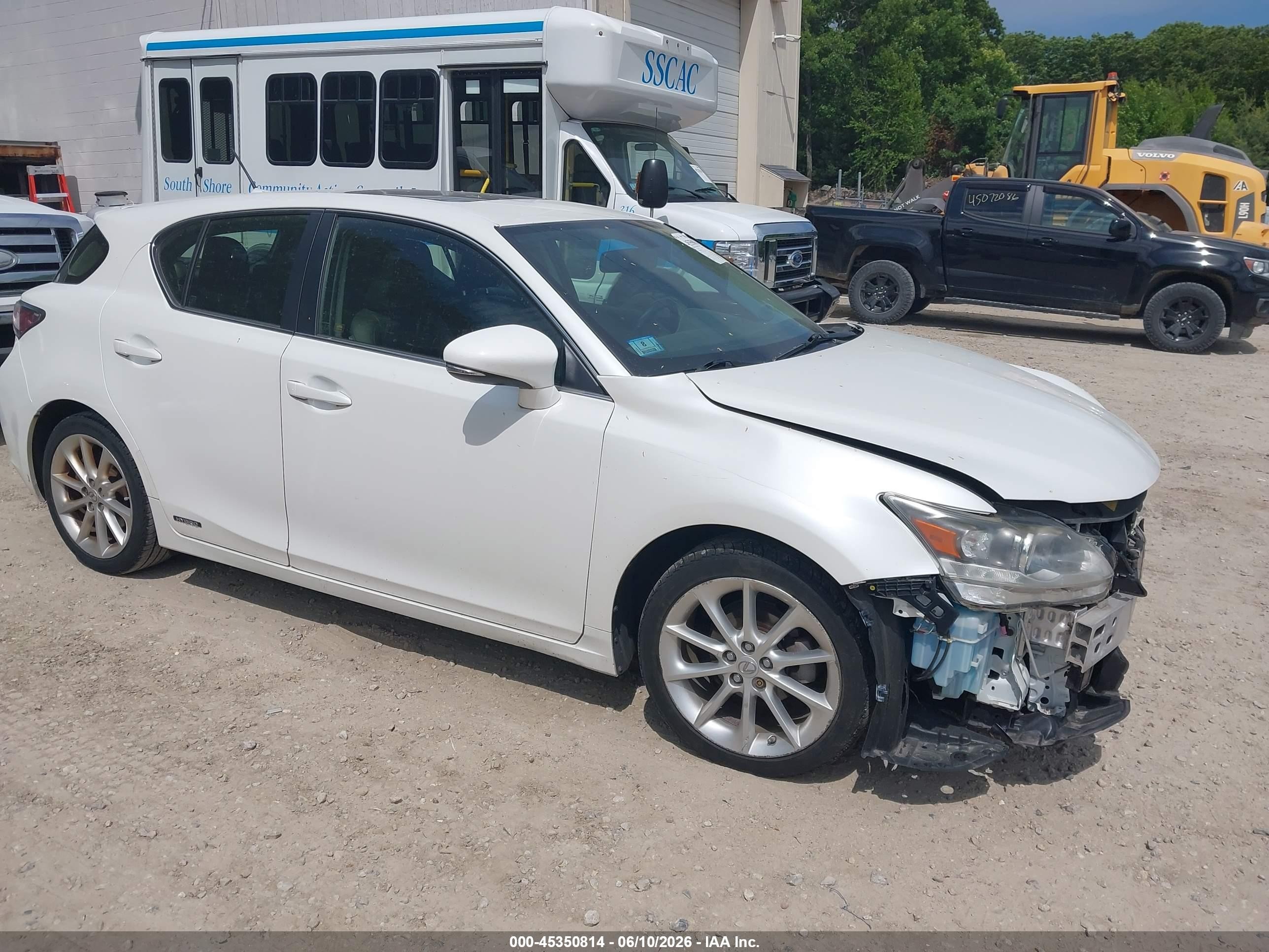 2011 Lexus CT 200h Premium, VIN JTHKD5BH6B2044278 — Перед