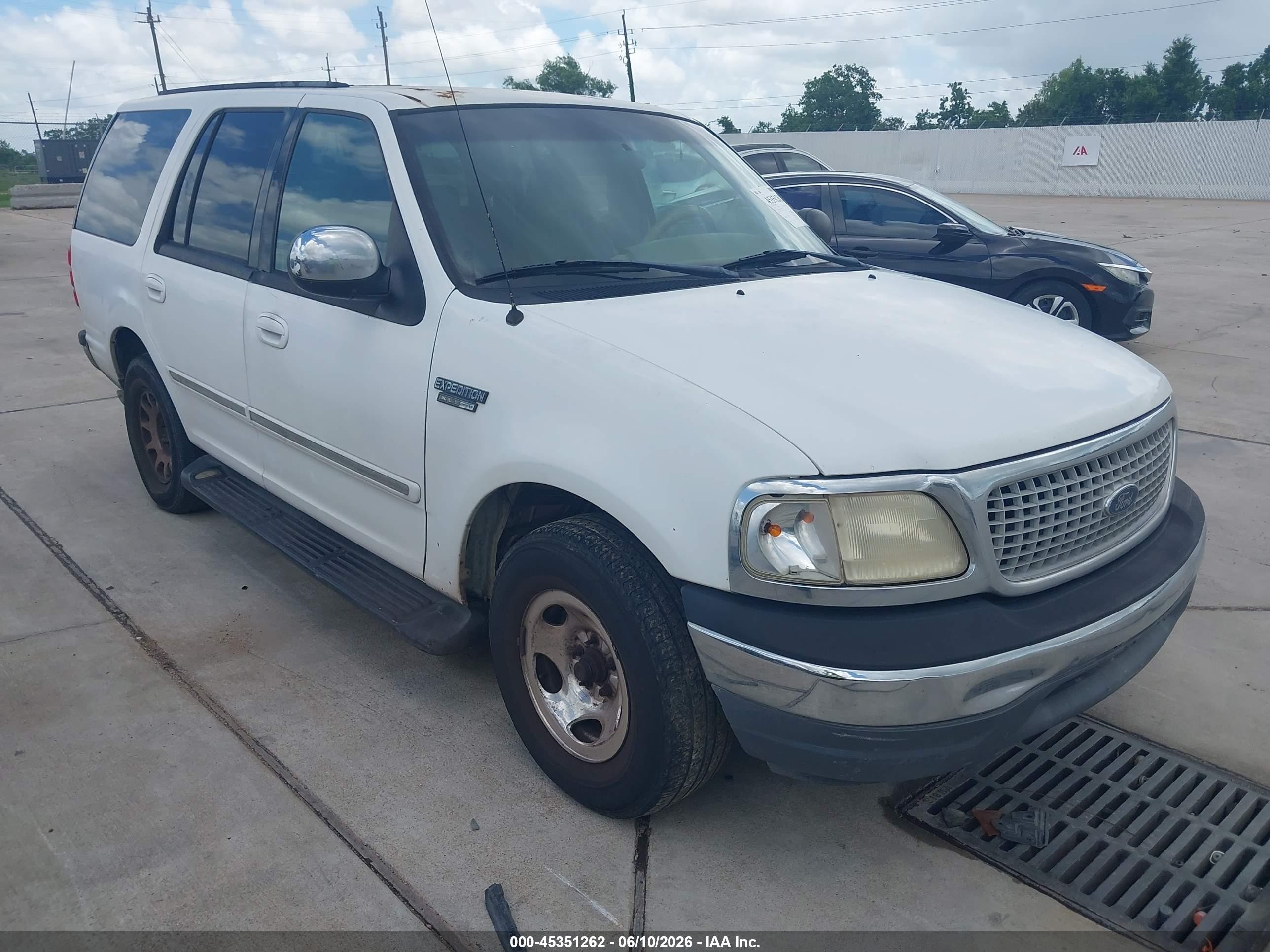 1999 Ford Expedition XLT, VIN 1FMRU1767XLA69008 — Front end