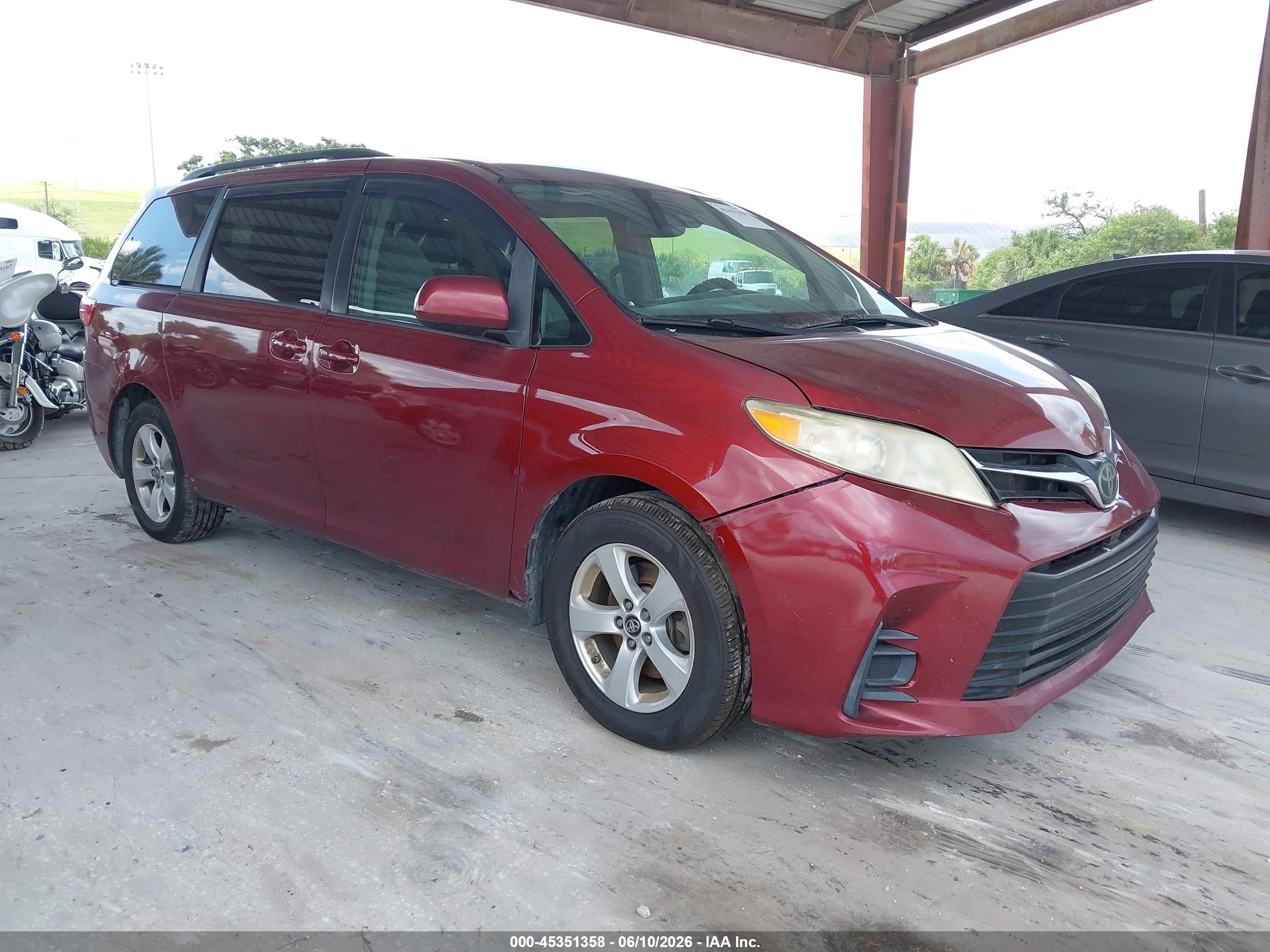 2018 Toyota Sienna LE, VIN 5TDKZ3DC0JS906717 — Normal wear