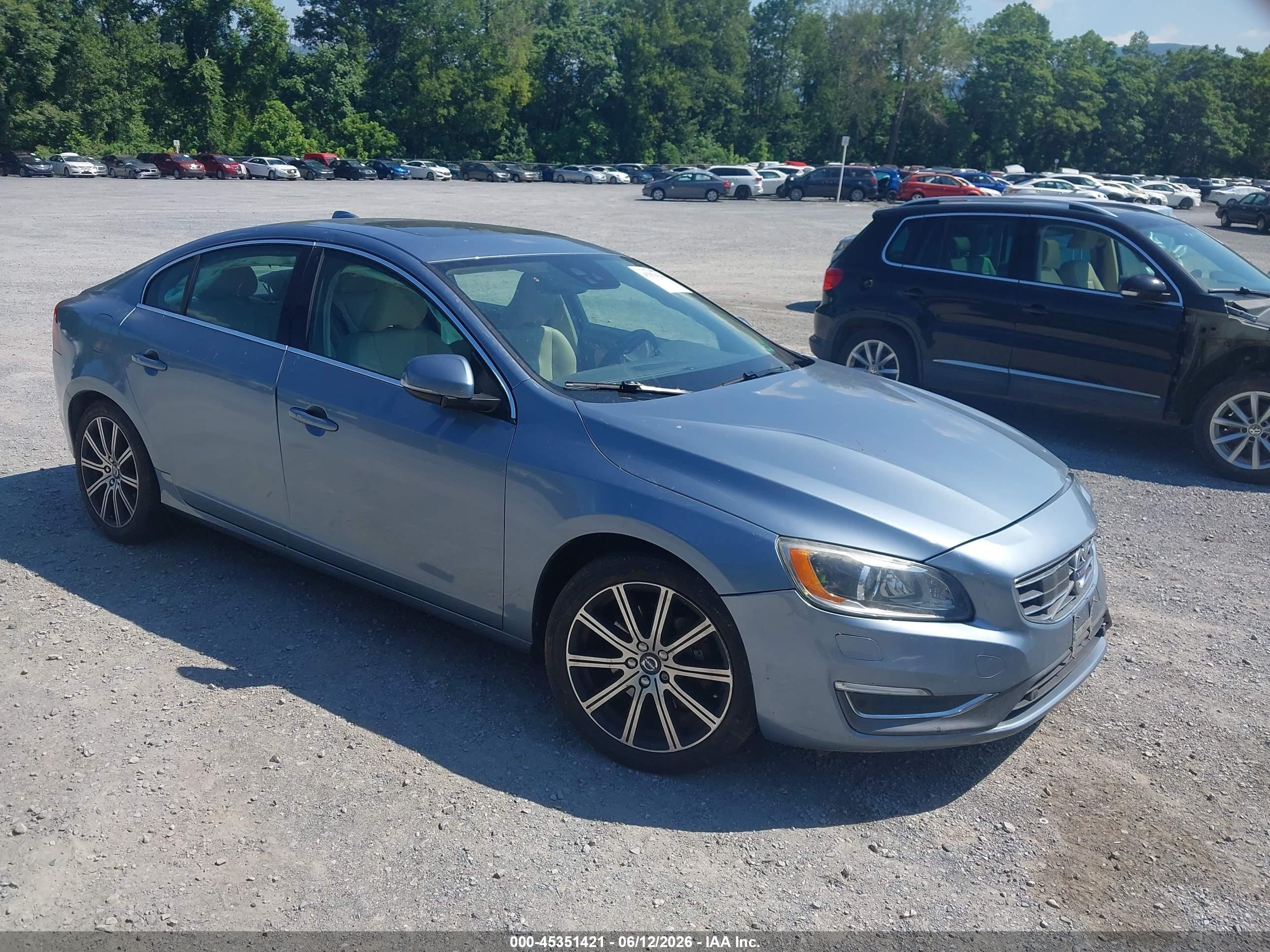 2017 Volvo S60 Inscription Platinum, VIN LYV402TM5HB145027 — Перед