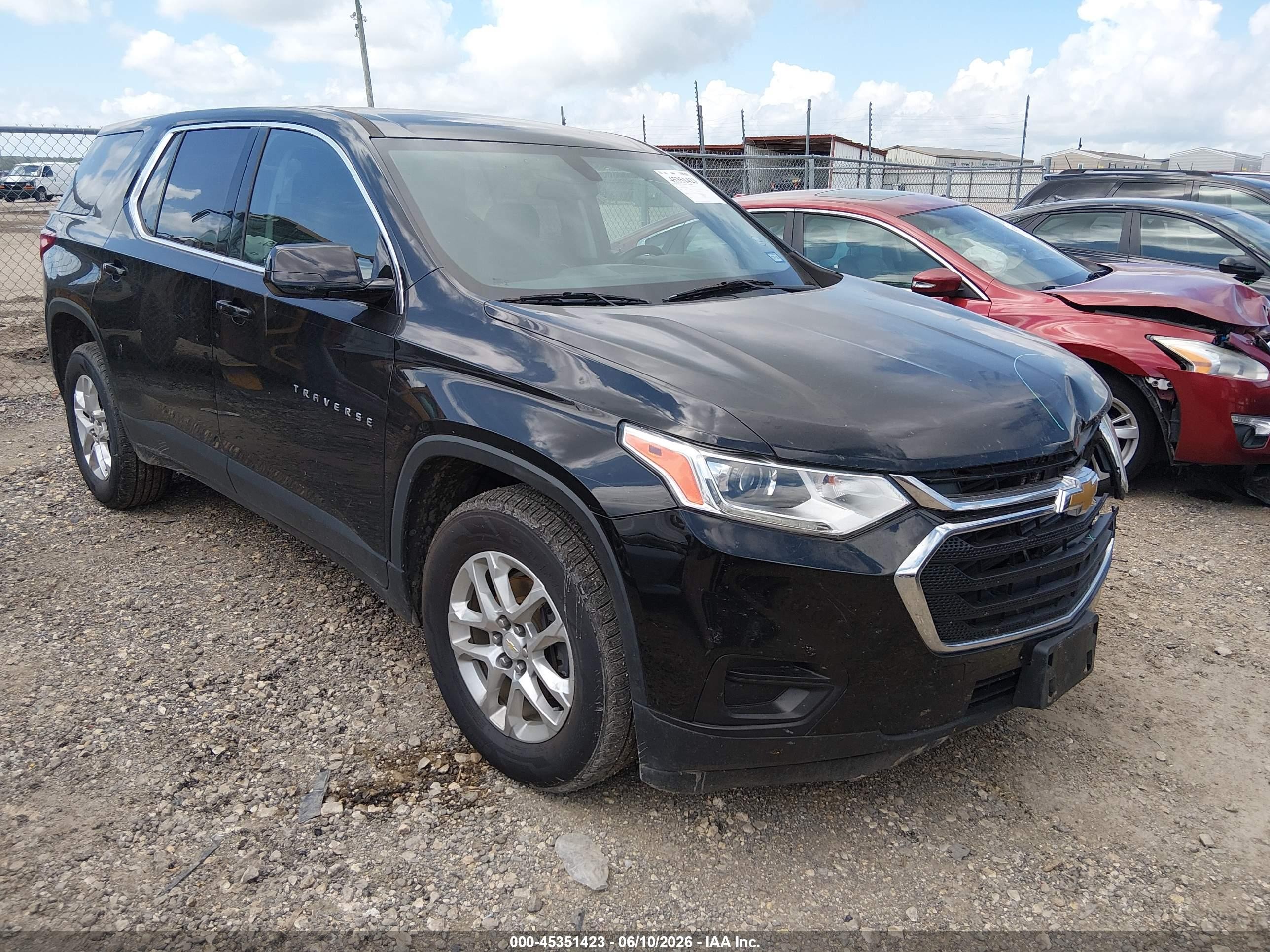 2019 Chevrolet Traverse LS, VIN 1GNERFKW7KJ288992 — Front end