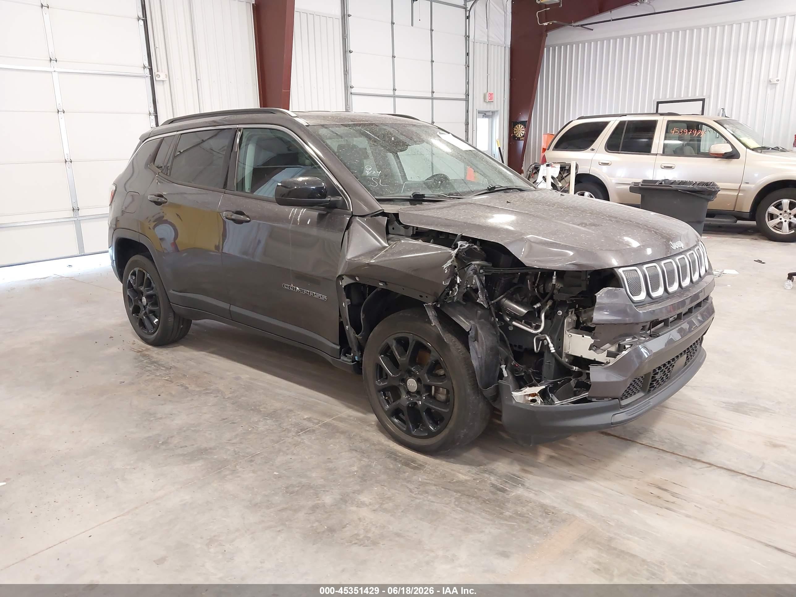 2022 Jeep Compass Latitude Lux, VIN 3C4NJDFB2NT131850 — Front end