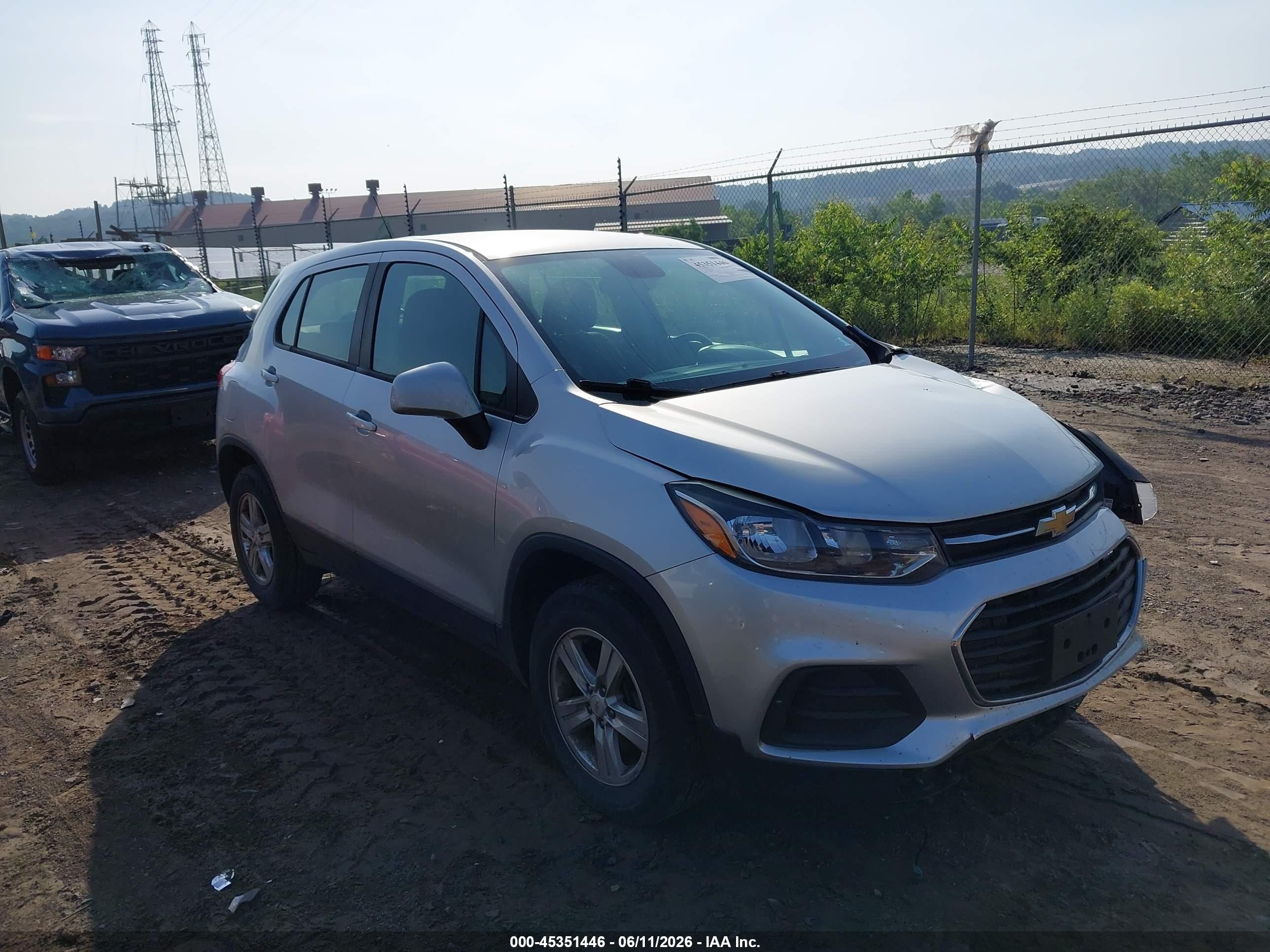 2018 Chevrolet Trax LS, VIN KL7CJNSB1JB579377 — Перед