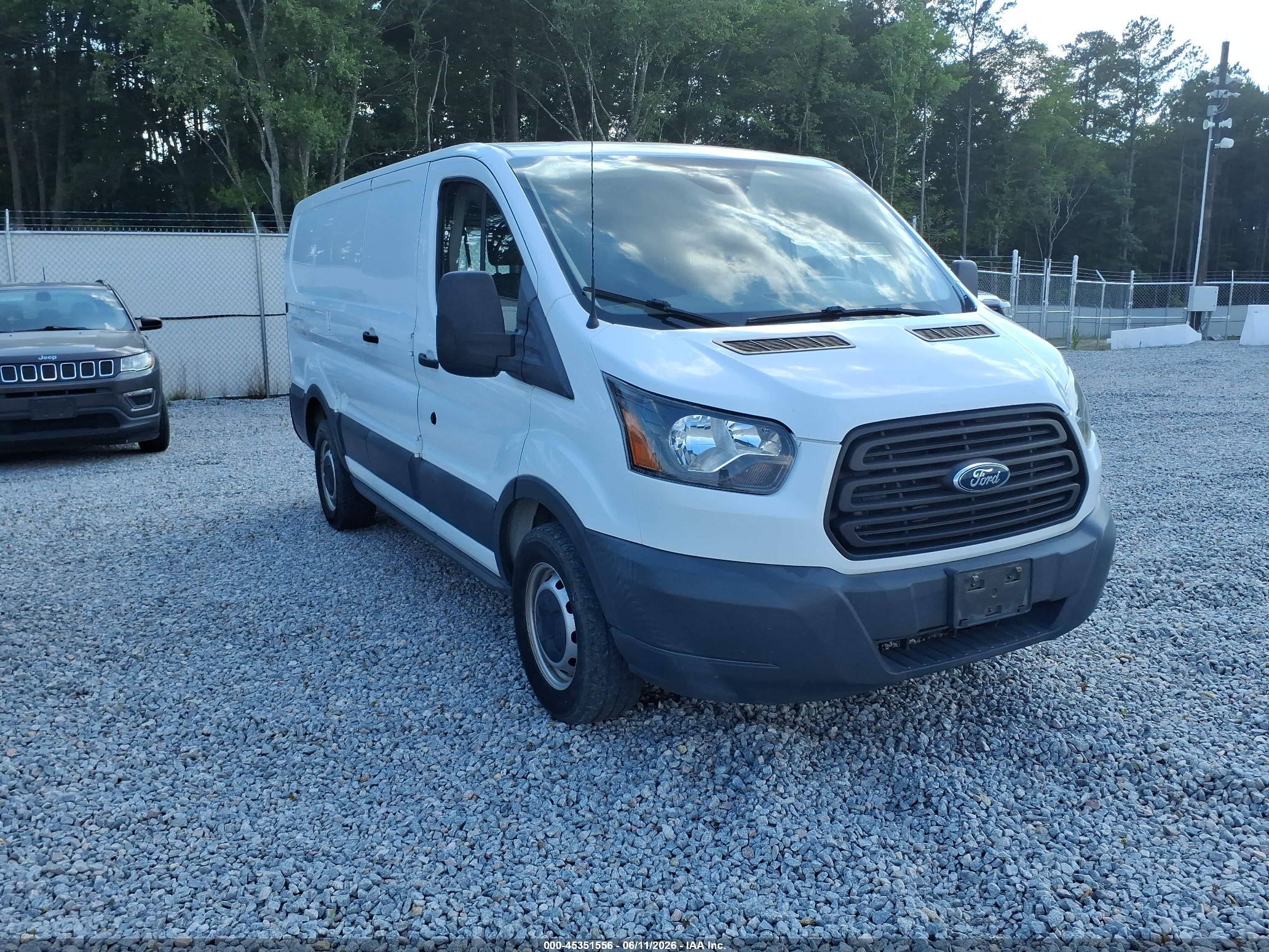 2018 Ford Transit, VIN 1FTYE1ZM3JKB42431 — Бок
