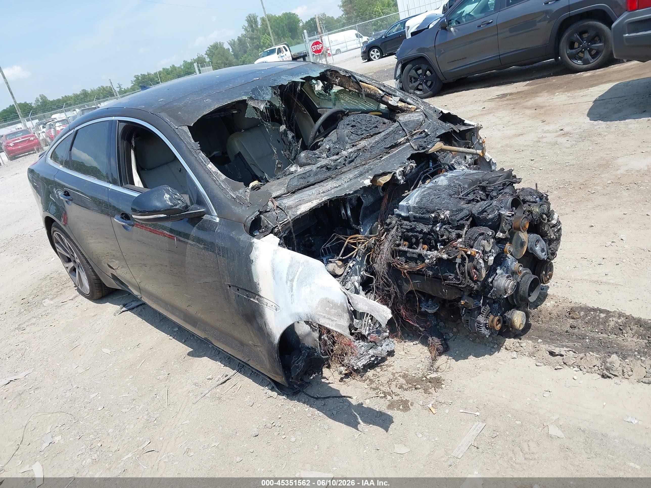 2013 Jaguar XJ, VIN SAJWA1C76D8V41570 — Пожар
