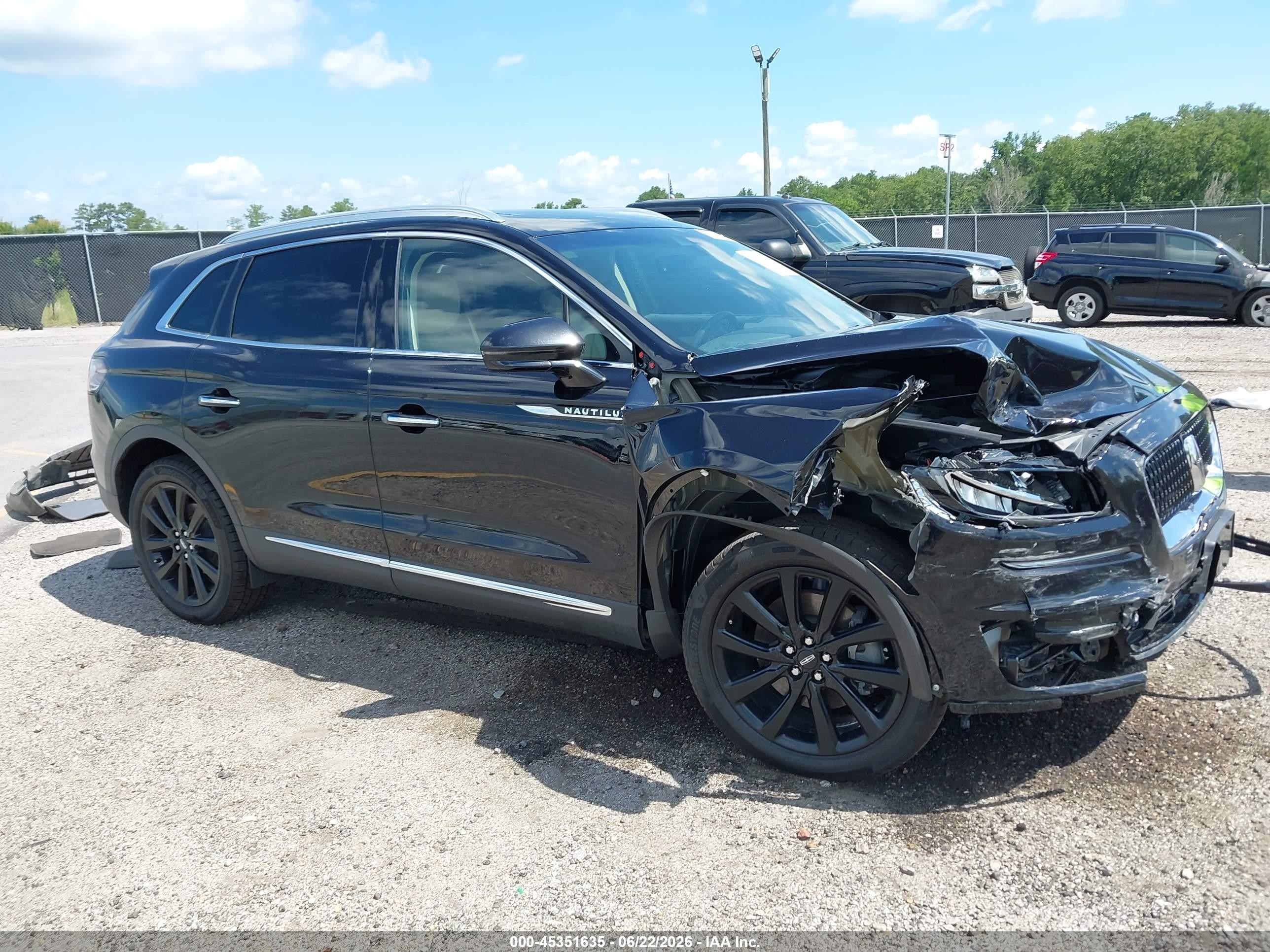 2020 Lincoln Nautilus Reserve, VIN 2LMPJ6K9XLBL30662 — Front end