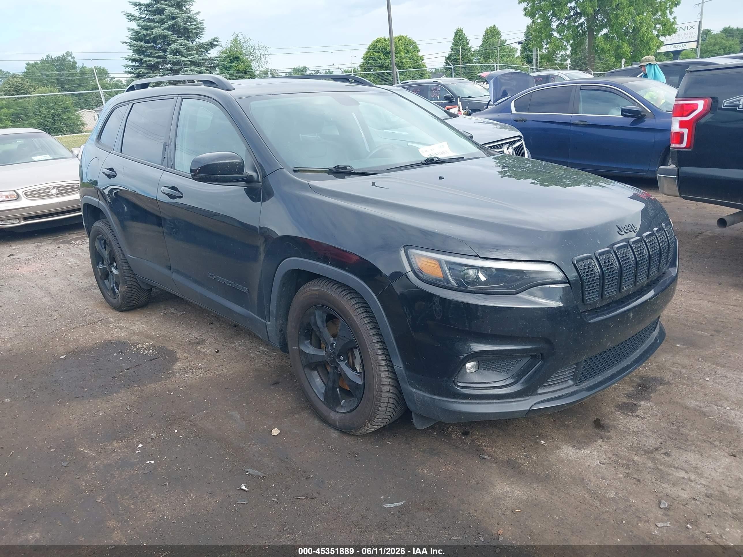 2019 Jeep Cherokee Latitude Plus, VIN 1C4PJMLB8KD436395 — Front end