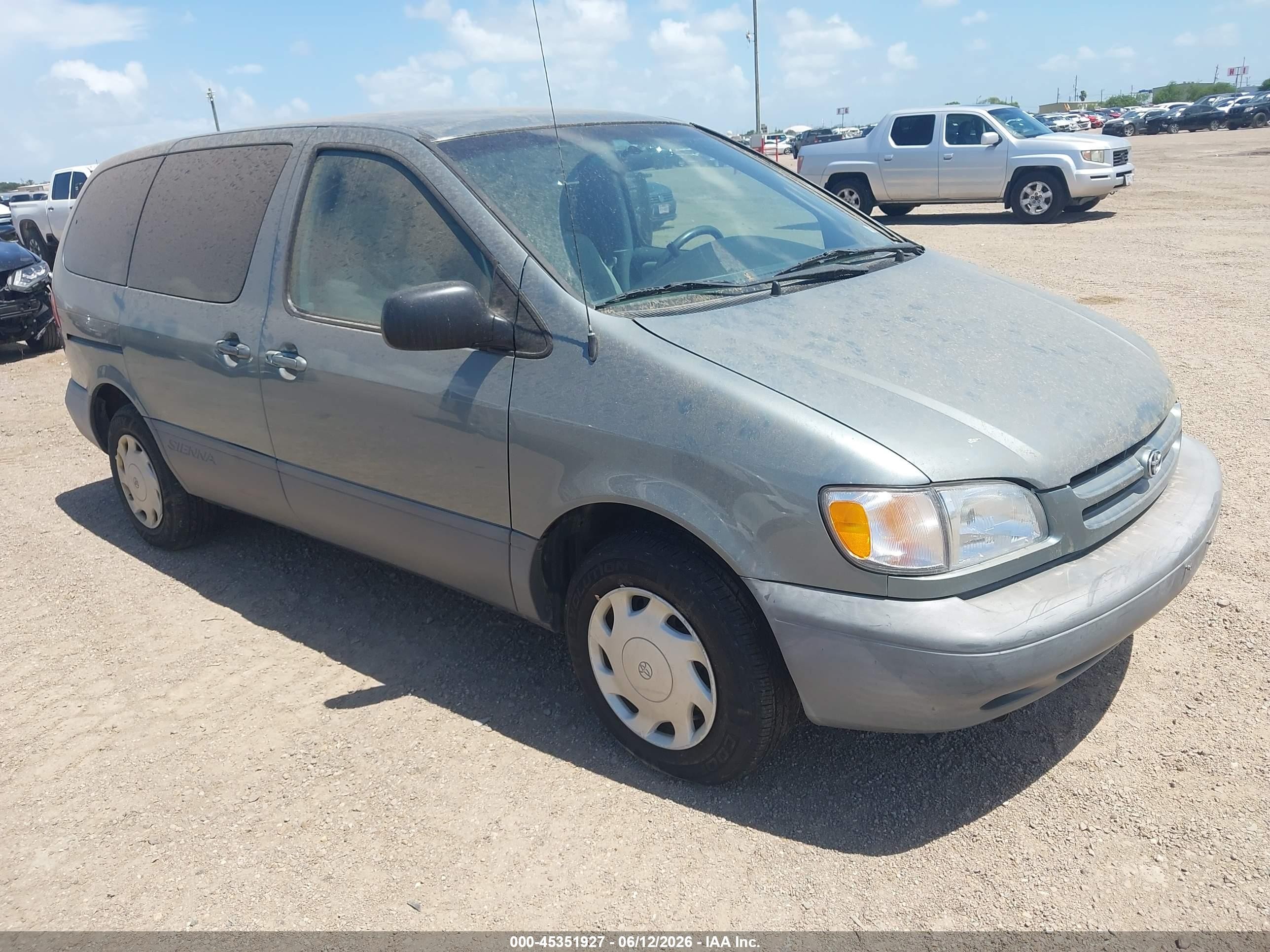 2000 Toyota Sienna CE, VIN 4T3ZF19C6YU247183 — Normal wear