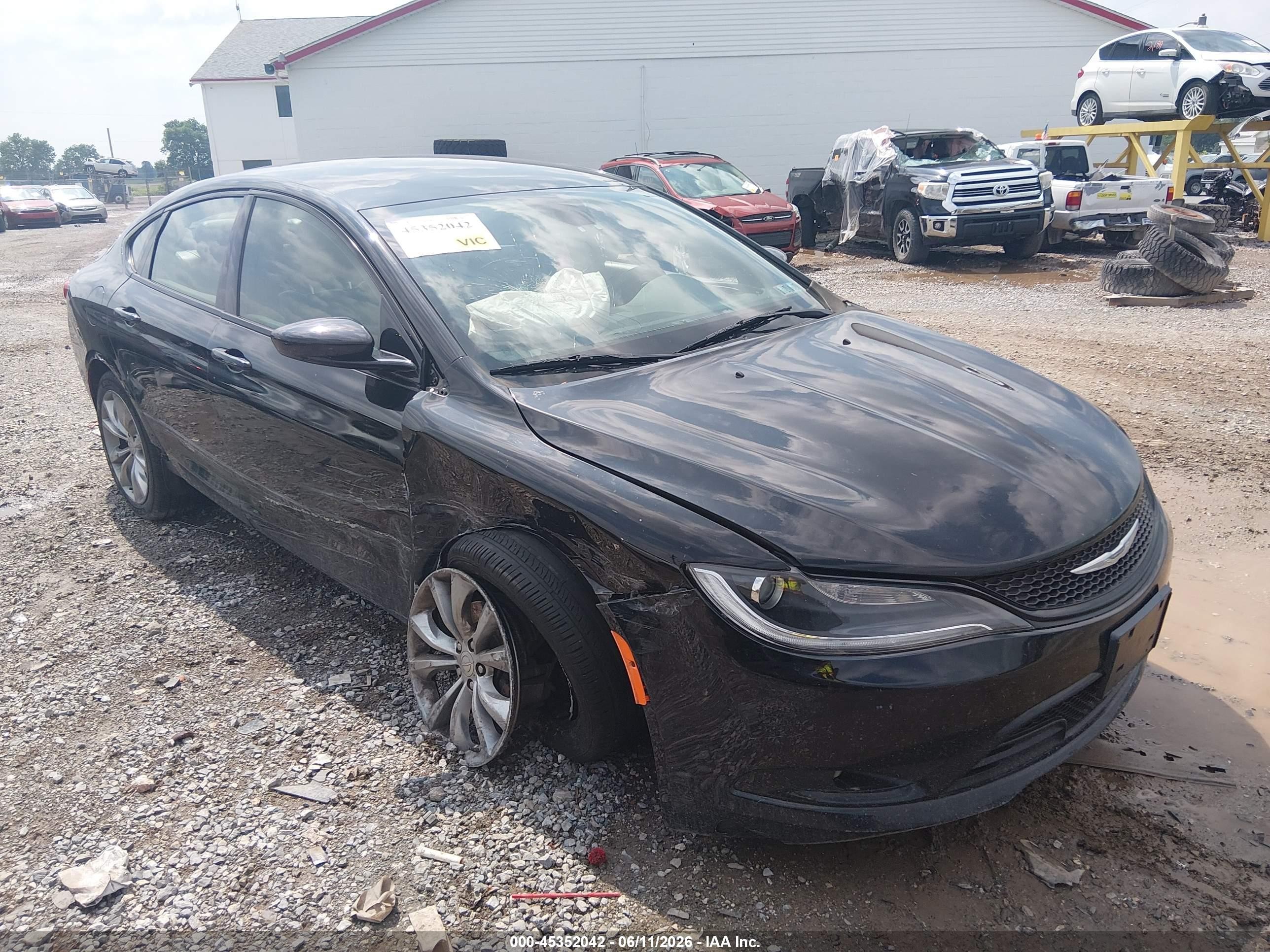 2016 Chrysler 200 S, VIN 1C3CCCBB1GN161639 — Front end