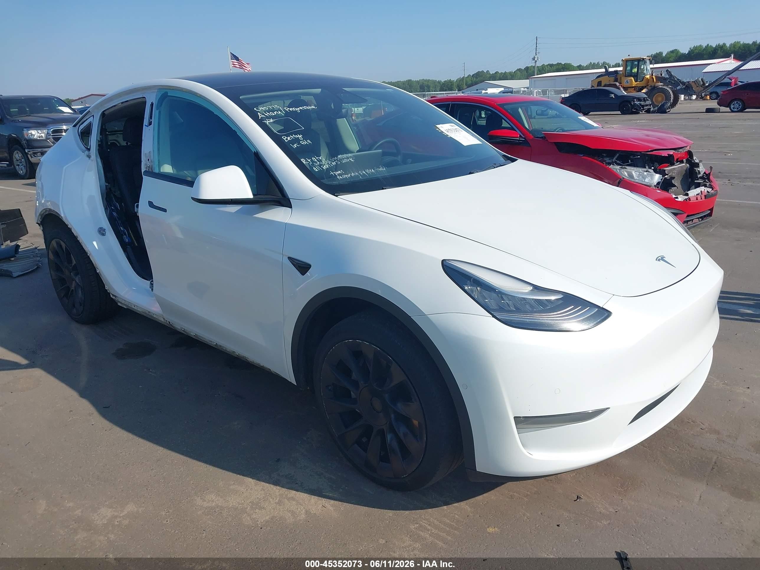 2020 Tesla Model Y Long Range, VIN 5YJYGDEE3LF045773 — Зад