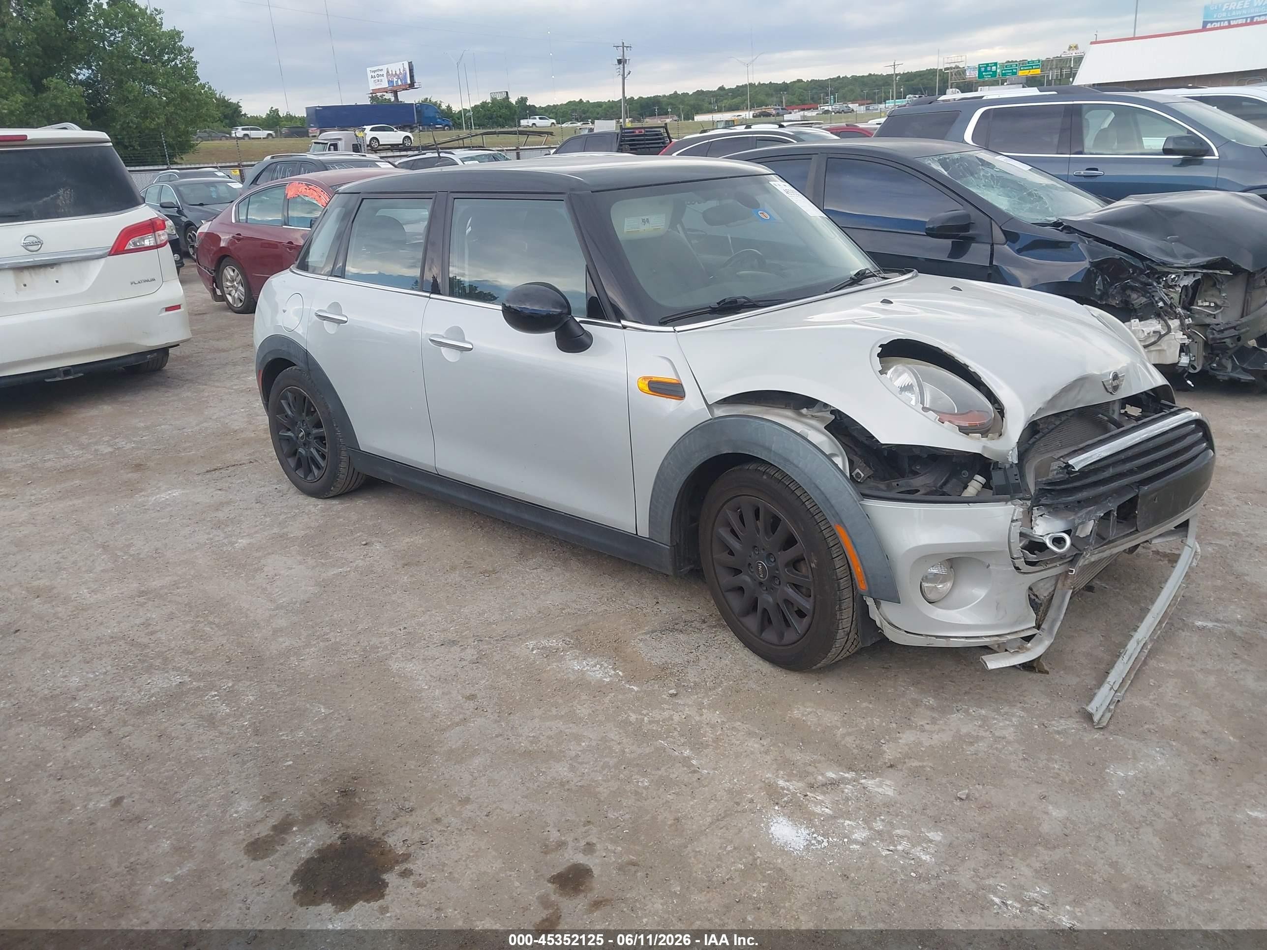 2016 MINI Hardtop 4 Door, VIN WMWXU1C53G2D12263 — Front end