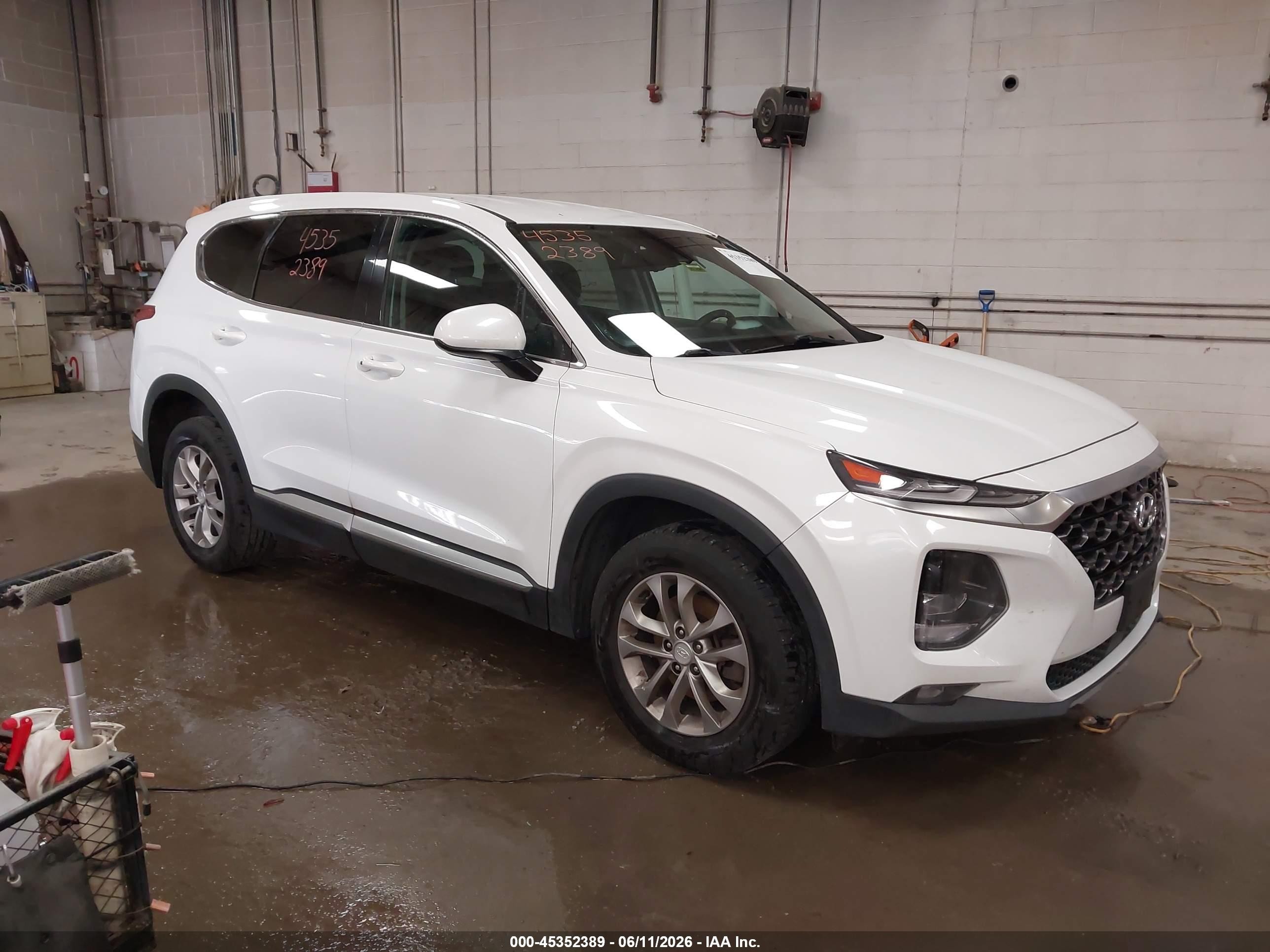 2020 Hyundai Santa Fe SEL, VIN 5NMS3CAD8LH225385 — Front end